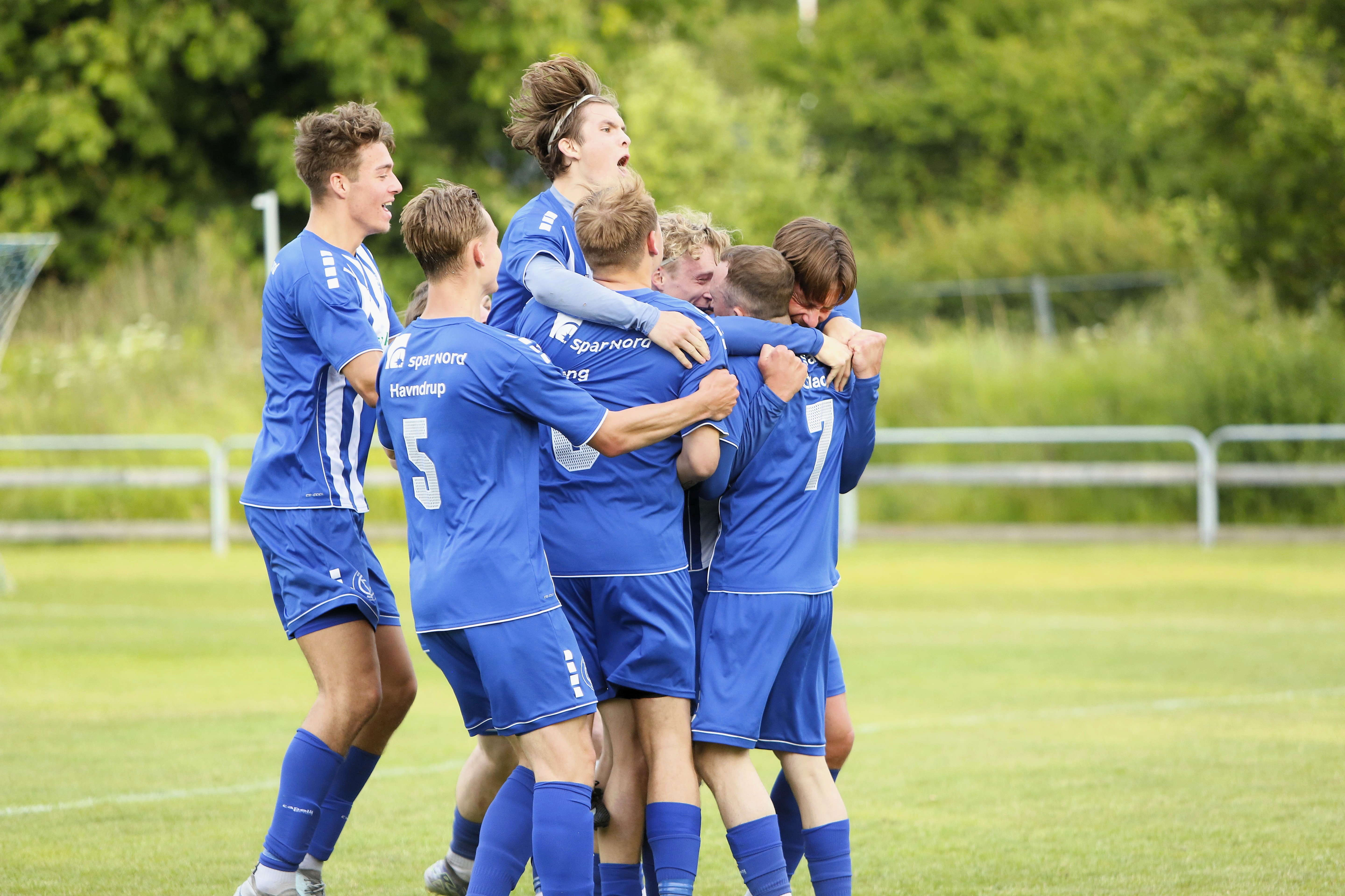 Roskilde KFUM-spillerne jubler over målet til 1-0. Yderst til højre med mørkt, halvlangt hår anes målscorer Luka Dumic.