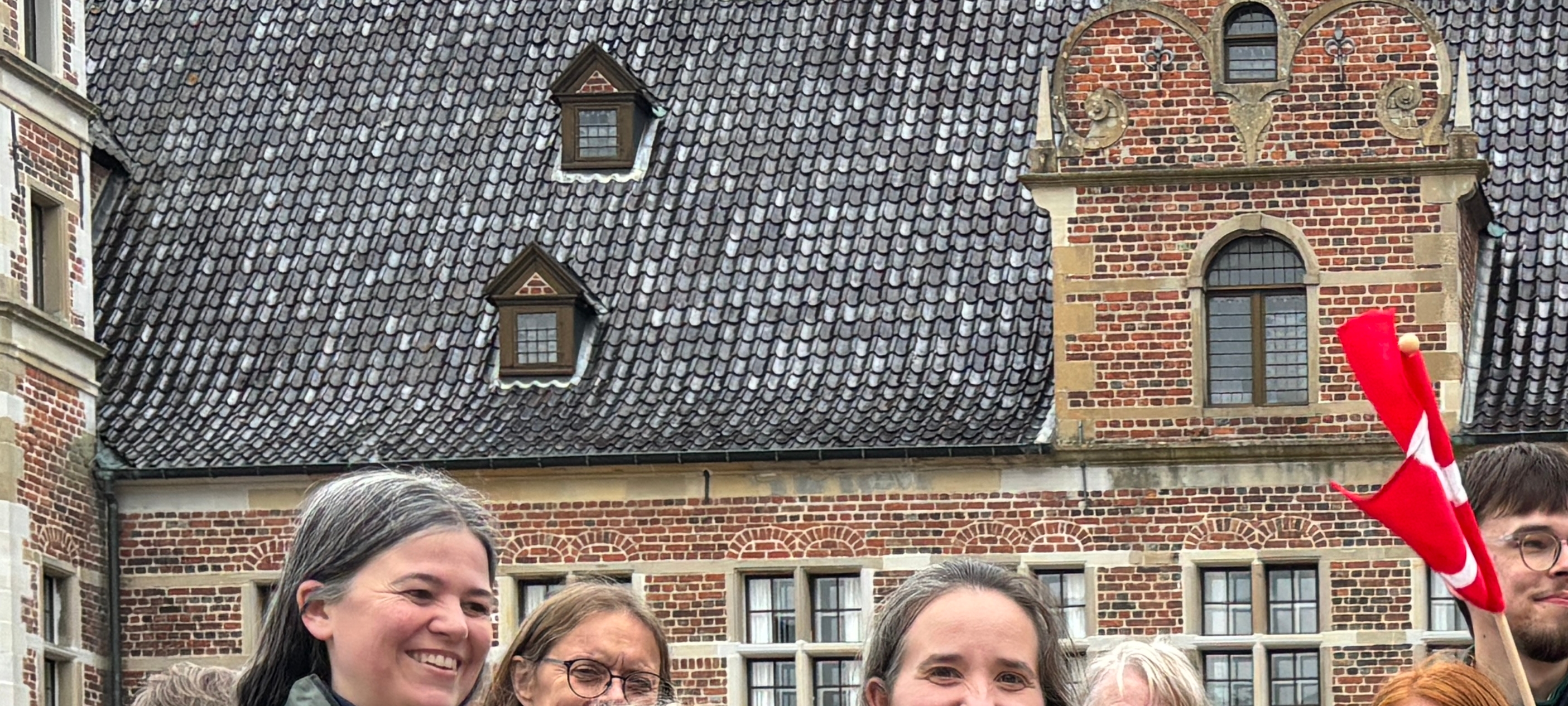 Da Kong Frederik besøgte Frederiksborg Slot i sommer, var mange mødt op for at byde ham velkommen. - Anine Neumann Mansur Da Kong Frederik besøgte Frederiksborg Slot i sommer, var mange mødt op for at byde ham velkommen.