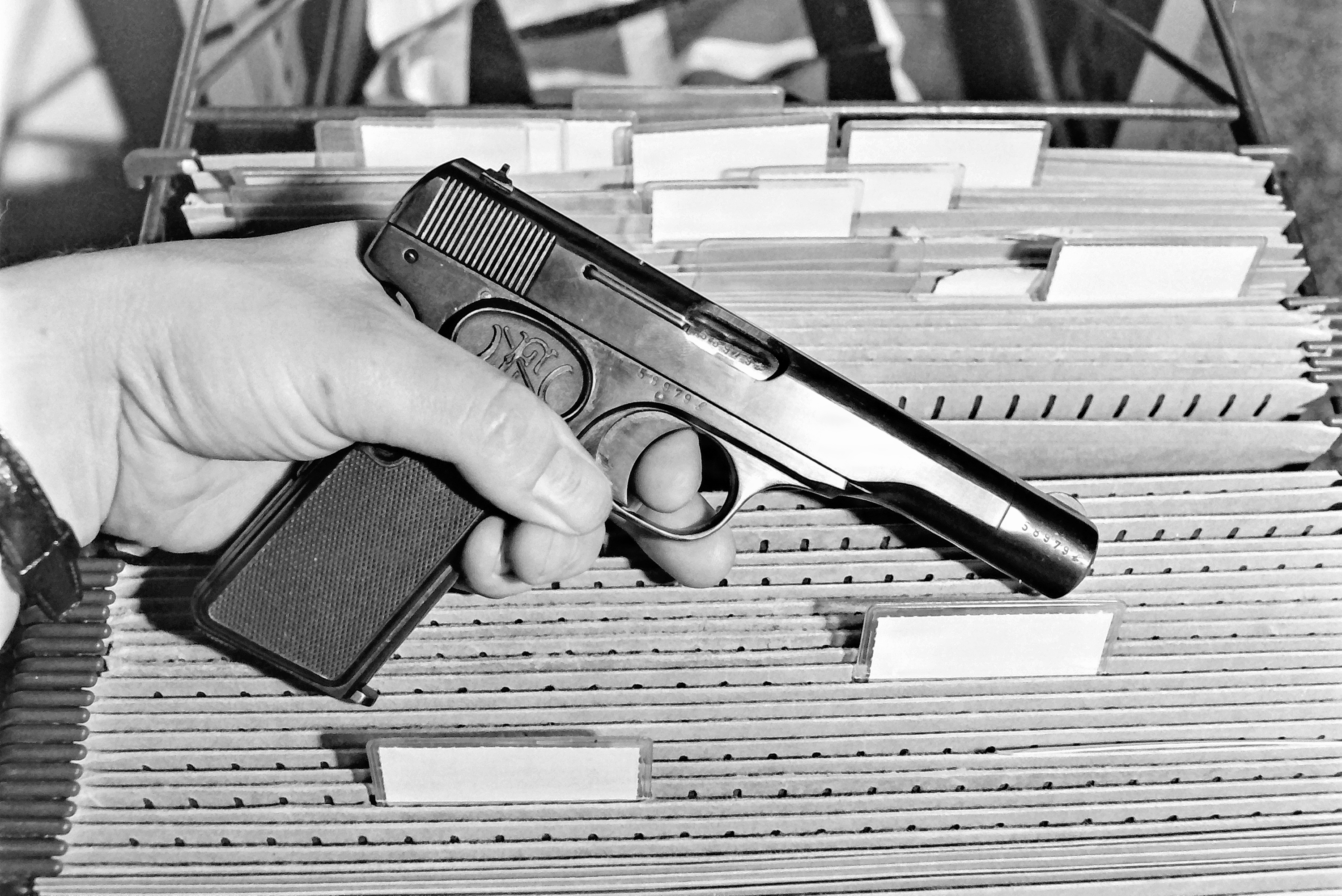 Det var blandt andet et par Browning pistoler som denne, der gemte sig i jorden, hvor der skulle anlægges en hønsegård.