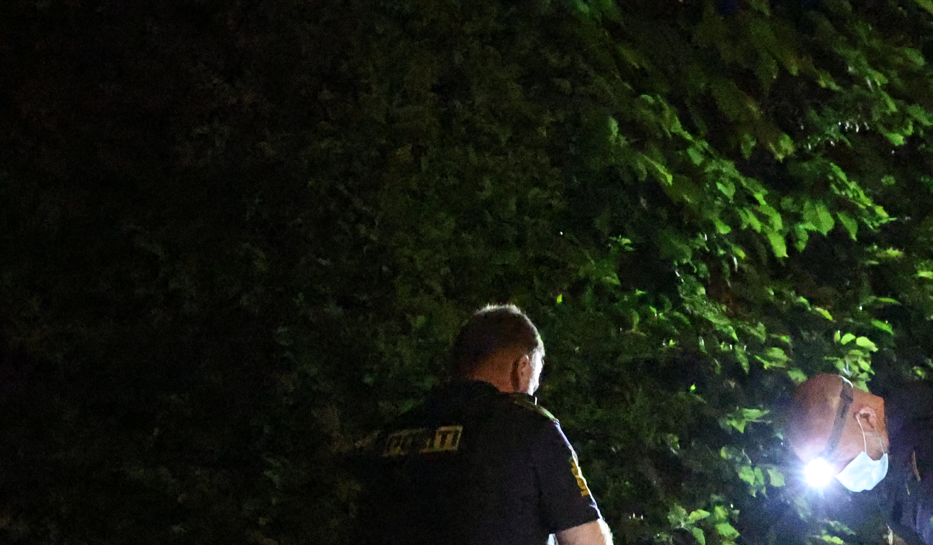 Politiet lavede undersøgelser nær gerningsstedet. - Presse-fotos.dk Politiet lavede undersøgelser nær gerningsstedet.