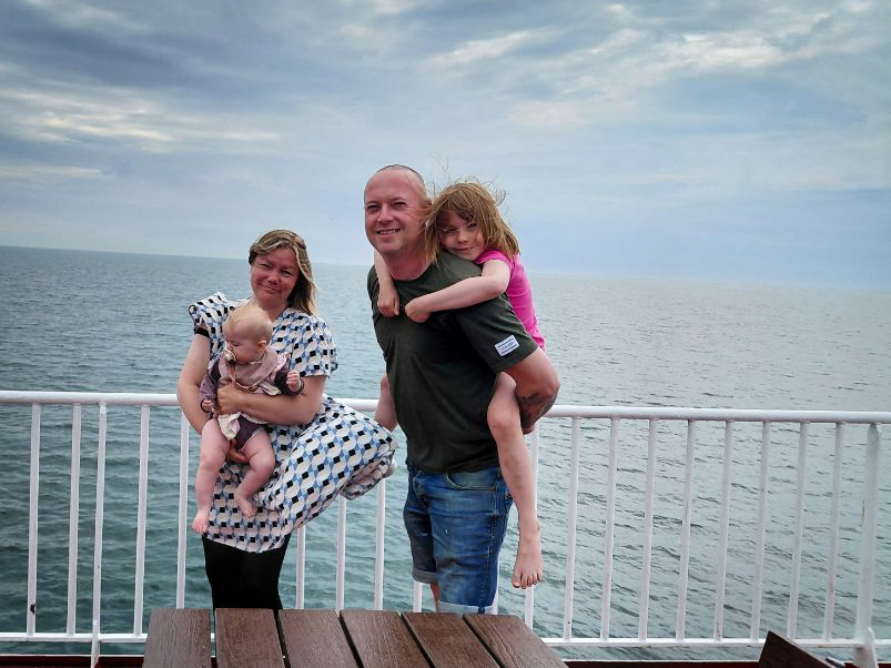 Nick og Helene Iversen drømte om at bytte hamsterhjulet ud med ø-livet. For få uger siden gjorde de alvor af drømmen og flyttede til Omø med deres børn.