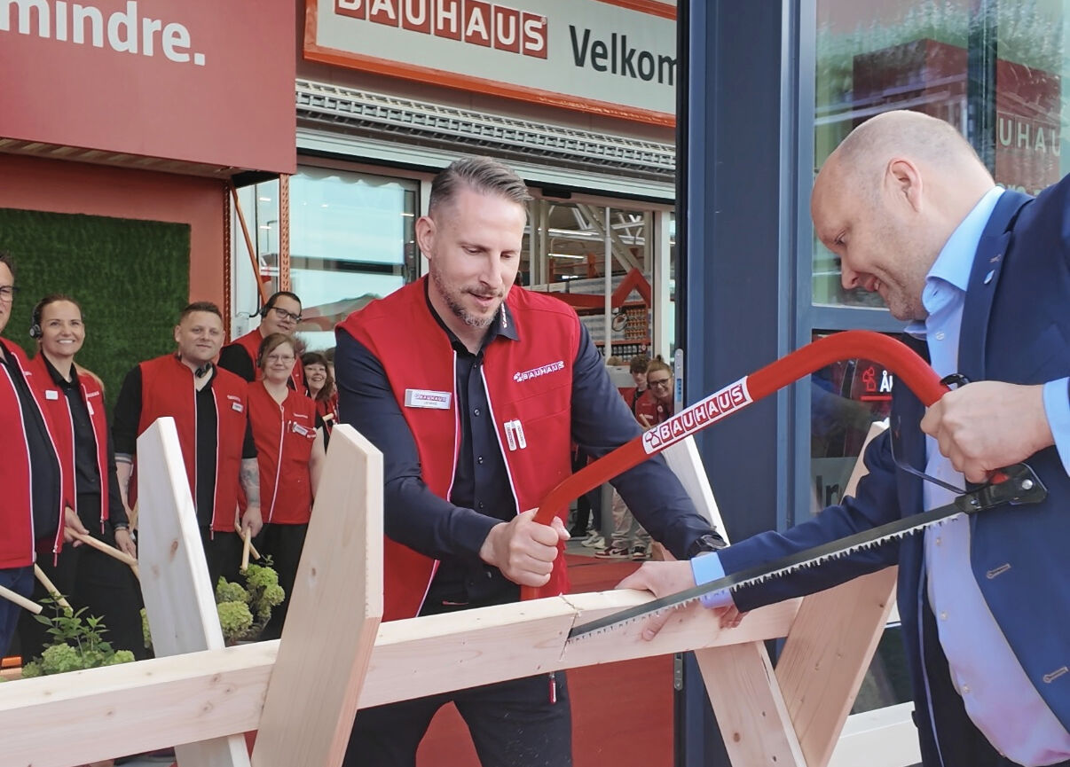 Bauhaus blev officielt åbnet ved at en lægte blev savet over.
