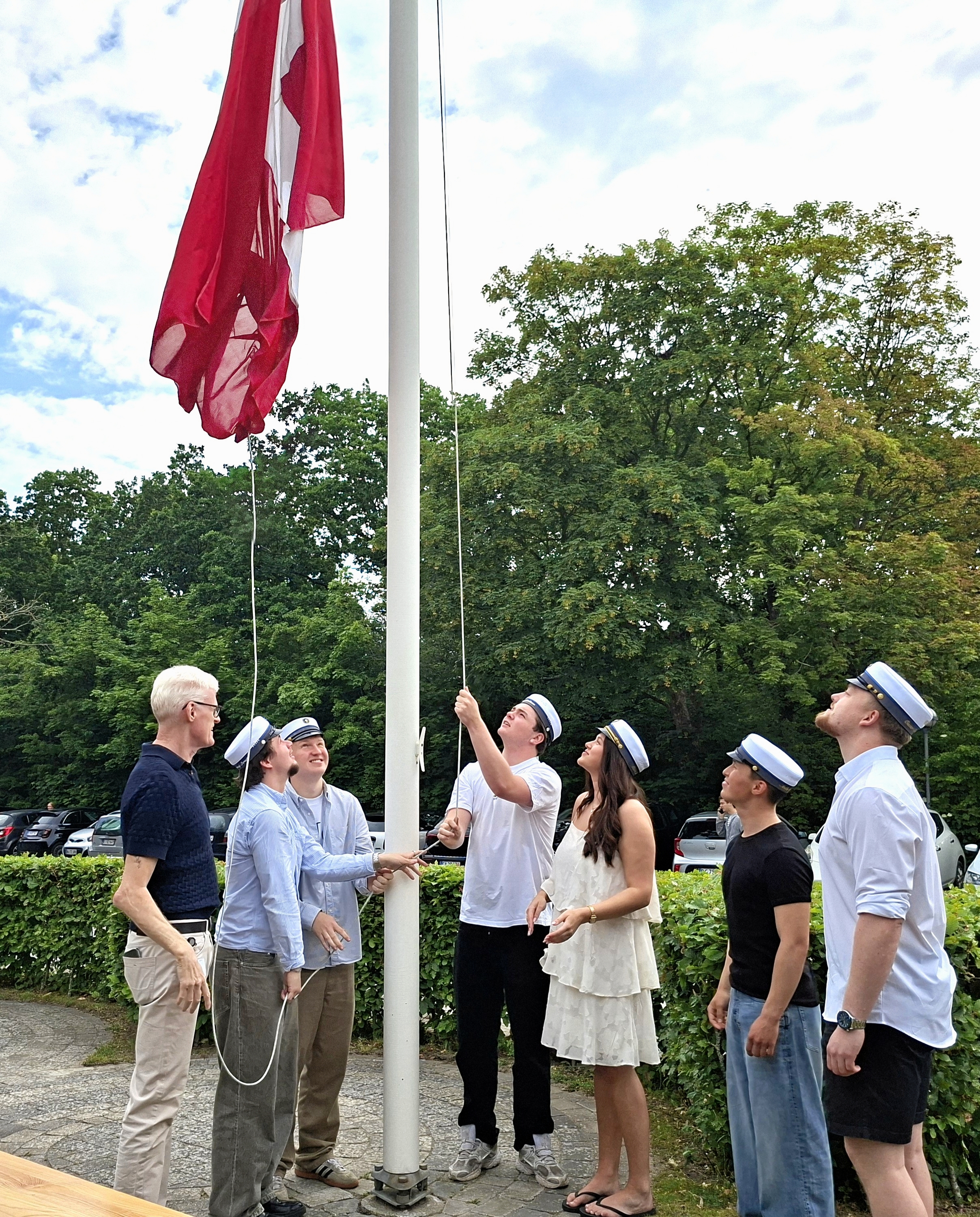 Traditionen tro strøg Dannebrog til tops med hjælp fra eleverne. - Roskilde Handelsskole Traditionen tro strøg Dannebrog til tops med hjælp fra eleverne.