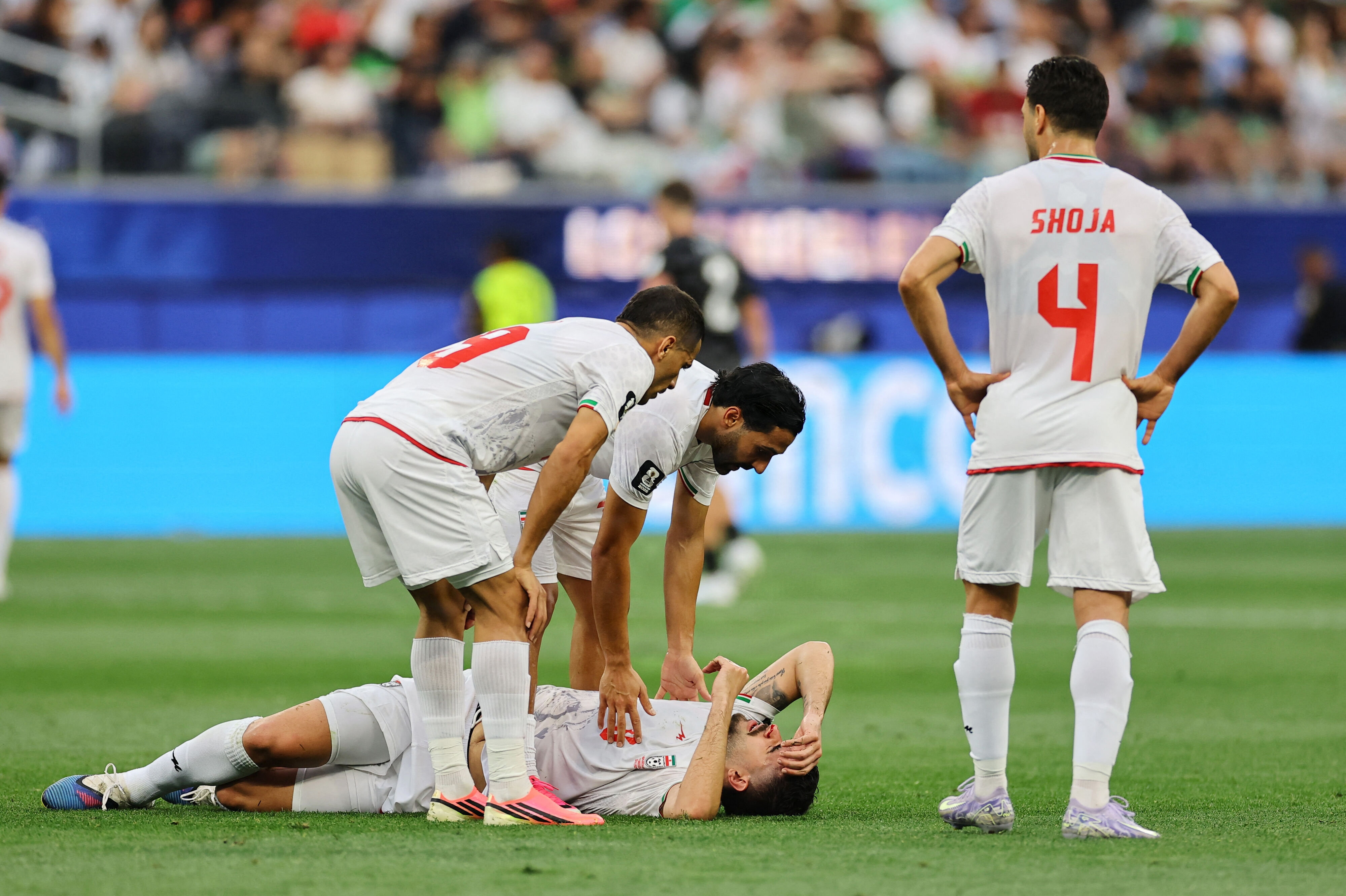 Irans Mehdi Torabi (liggende på banen) er en af de spillere, som har haft problemer med sit visum til USA.