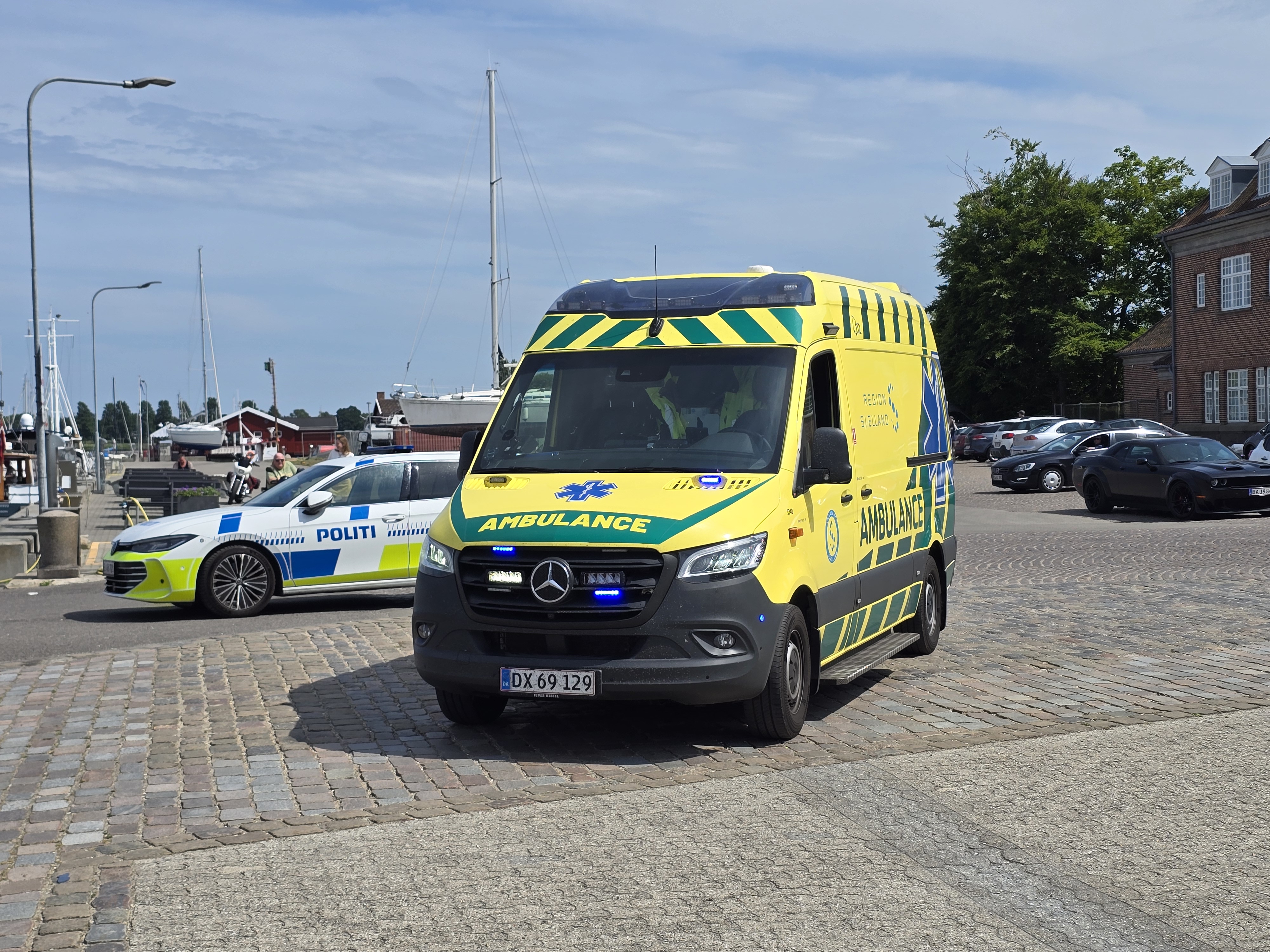 Ifølge politiet røg tre personer på den ene eller anden måde overbord i forbindelse med kollissionen med færgen.