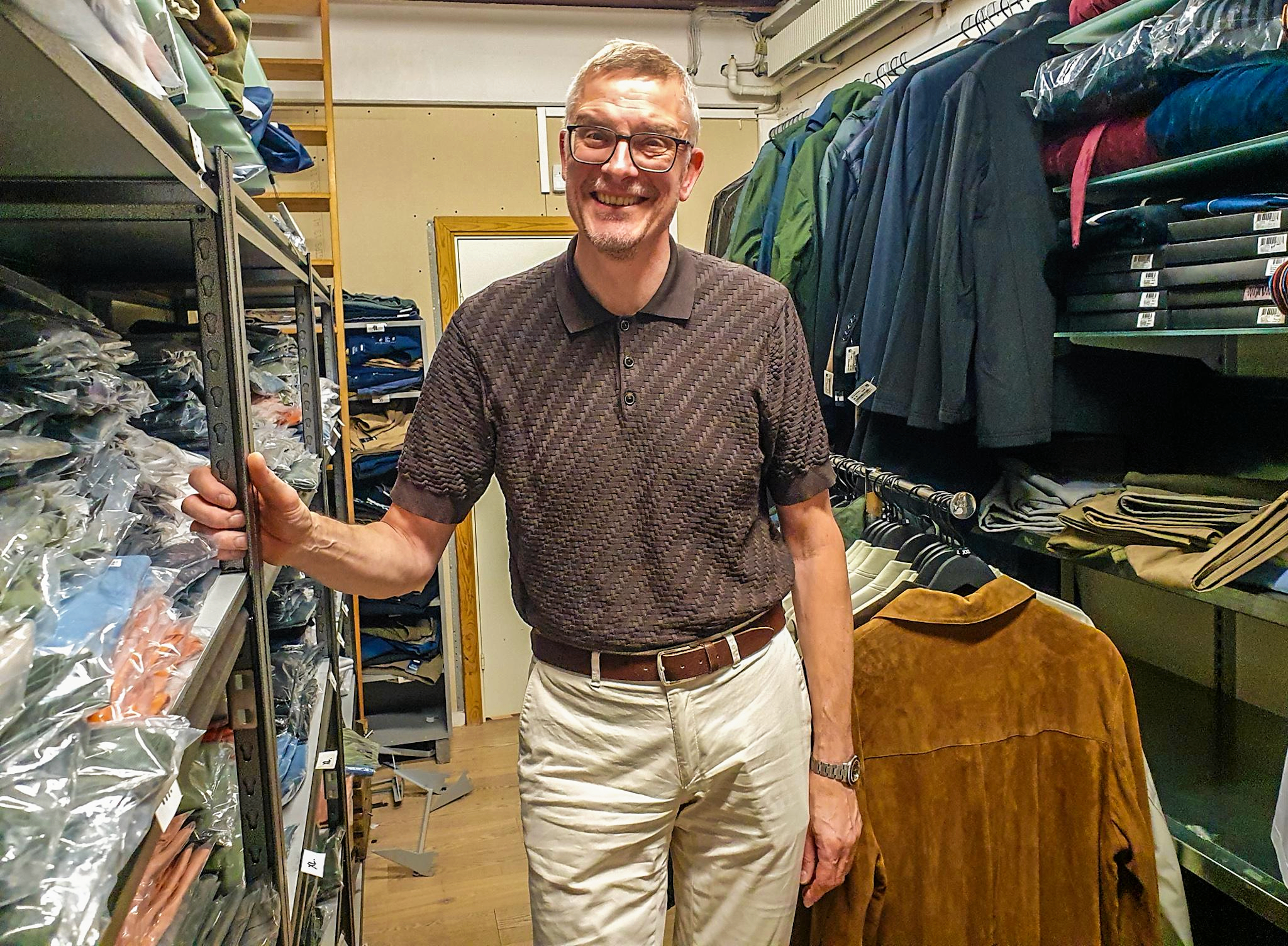 Carsten Storm Pedersen har stadig tøj i lange baner i sin Mr J&A Herretøjsbutik i Farum Bytorv, men lige om lidt er det slut.