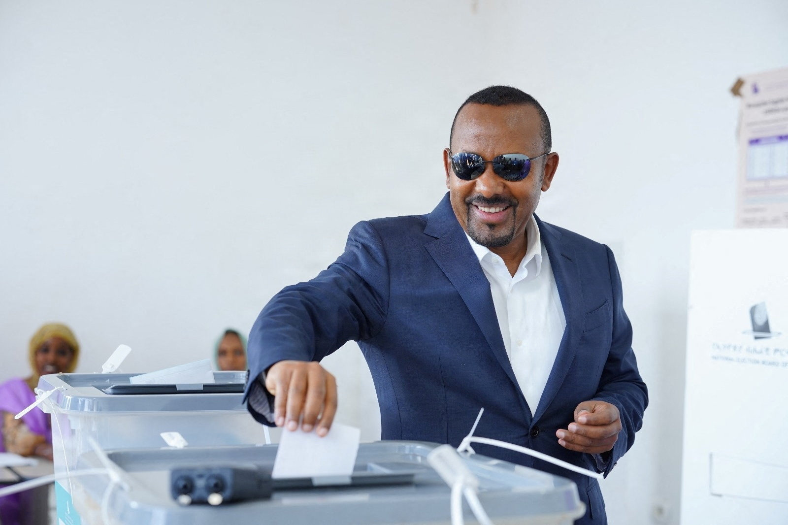 Iført solbriller stemmer premierminister Abiy Ahmed ved parlamentsvalg 1. juni. Nogle uger senere er resultaterne klar.
