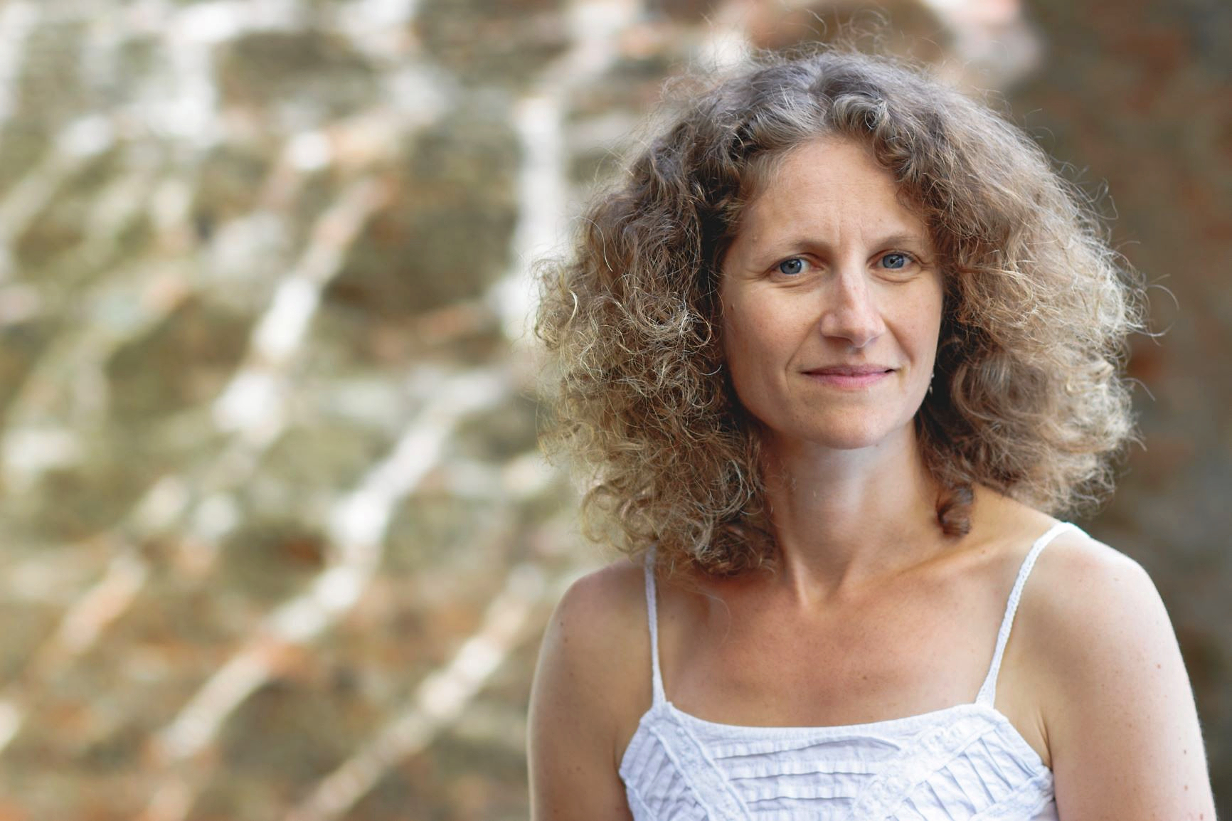 Eleanor Hodgkinson byder på klavermusik af blandt andre Nino Rota og præsenterer en uropførelse af Kevin Duggan ved mandagens koncert i Haslev Kirke.