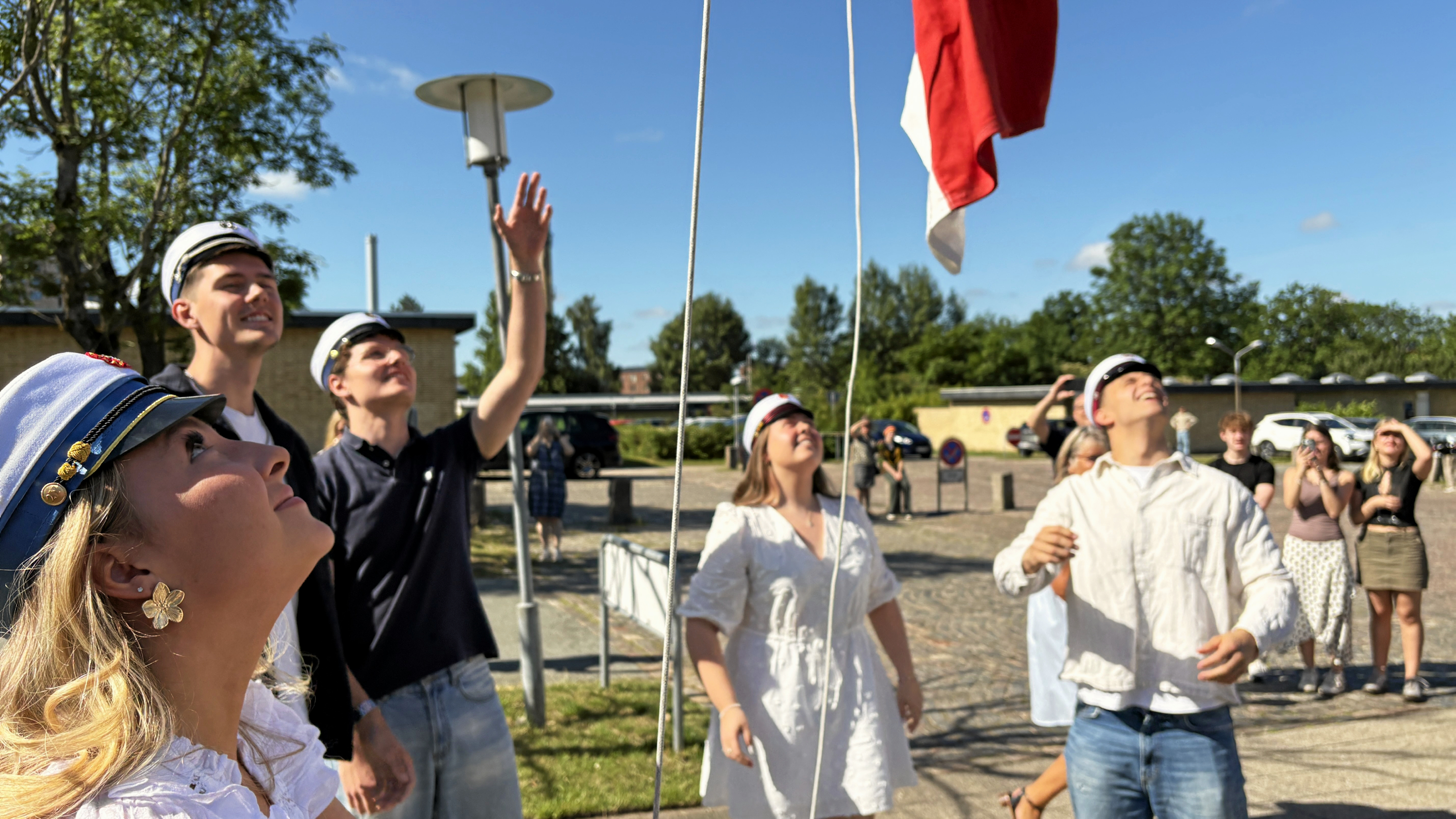 Cecilie, Daniel, Oskar, Laura og Silas fik som de første studenter traditionen tro lov til at hejse flaget på Frederikssund Gymnasium.