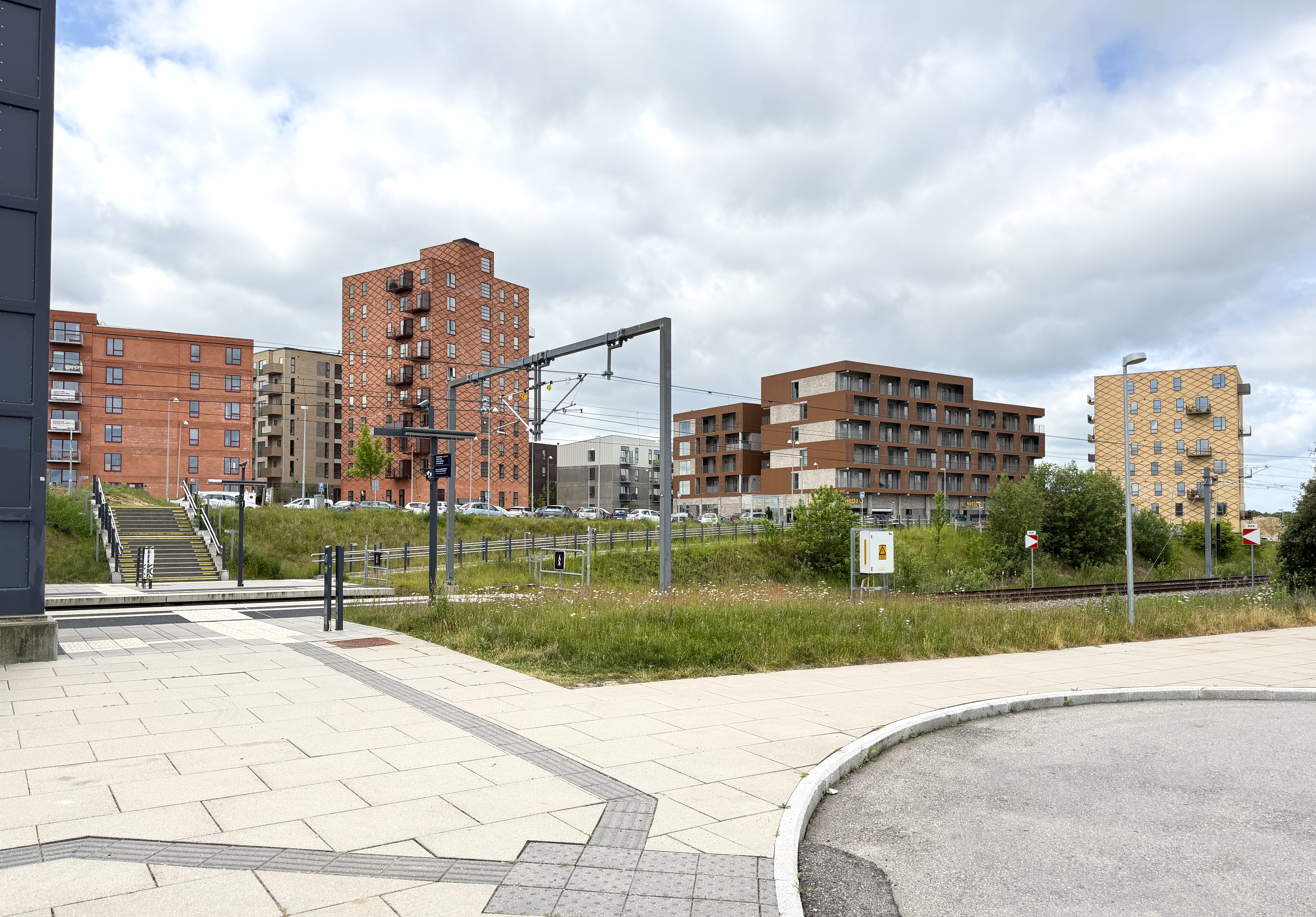 Alle boliger er udlejet, og selvom DSB etablerer sig med et stort værksted, sætter det ifølge kommunen ikke en stopper for udviklingen.