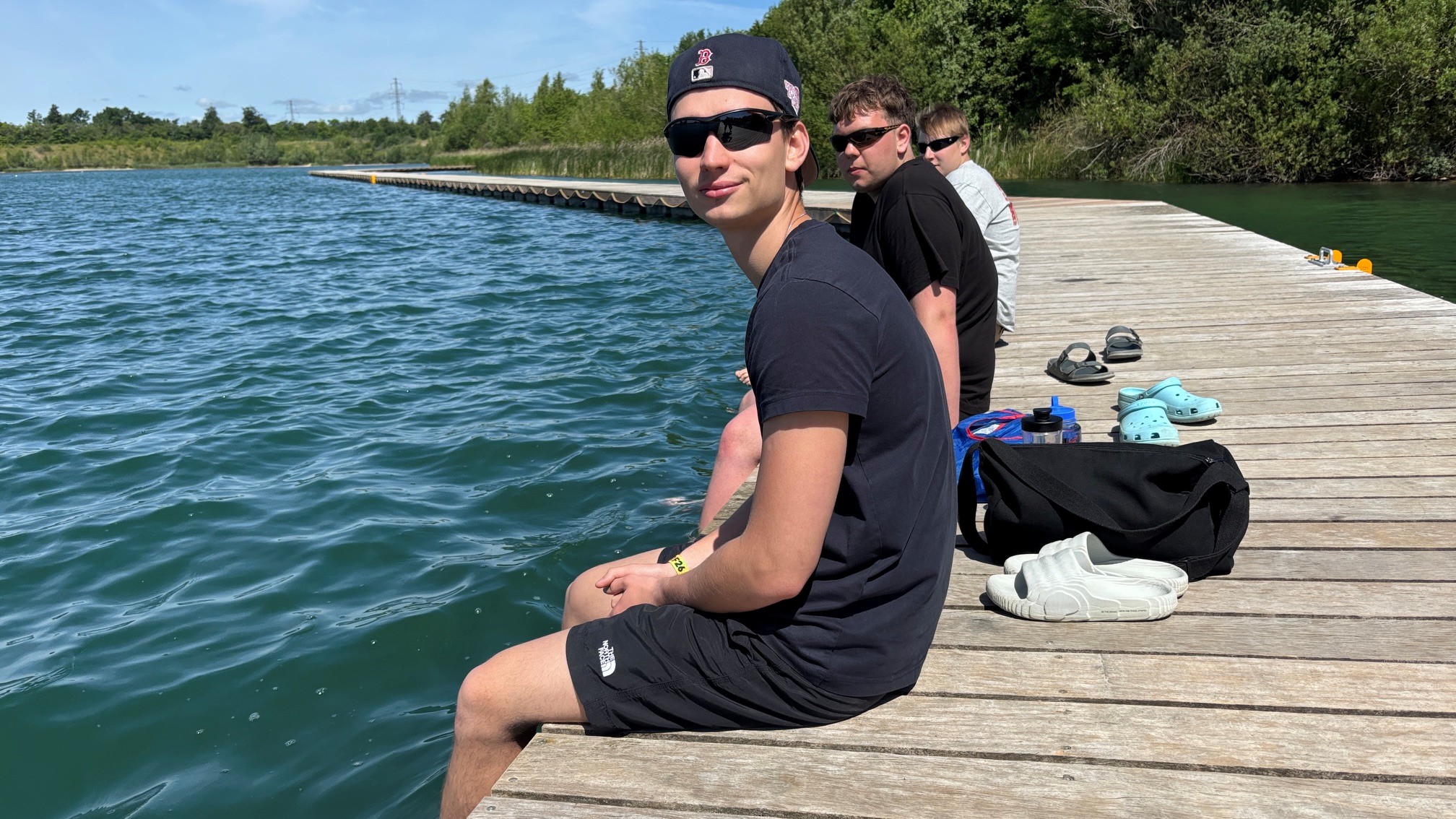 Yaroslav, Igor og Arcen fra Ukraine nøjes med et kølende fodbad i Himmelsøen.