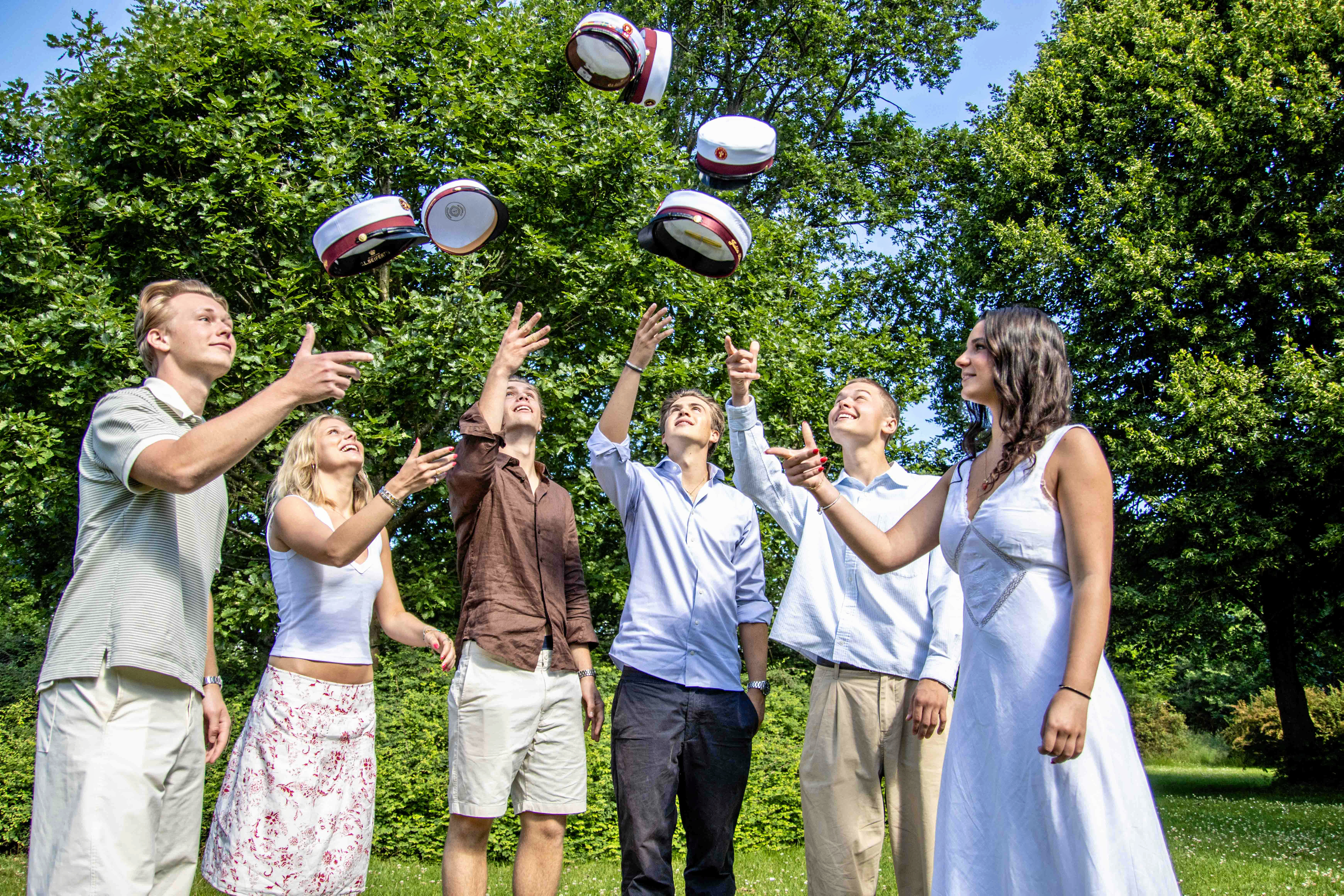 Årets første studenter, årgang 2026, på Rungsted Gymnasium: Julie, Clara, Nicolai, Marcus, Sylvester og Mads.