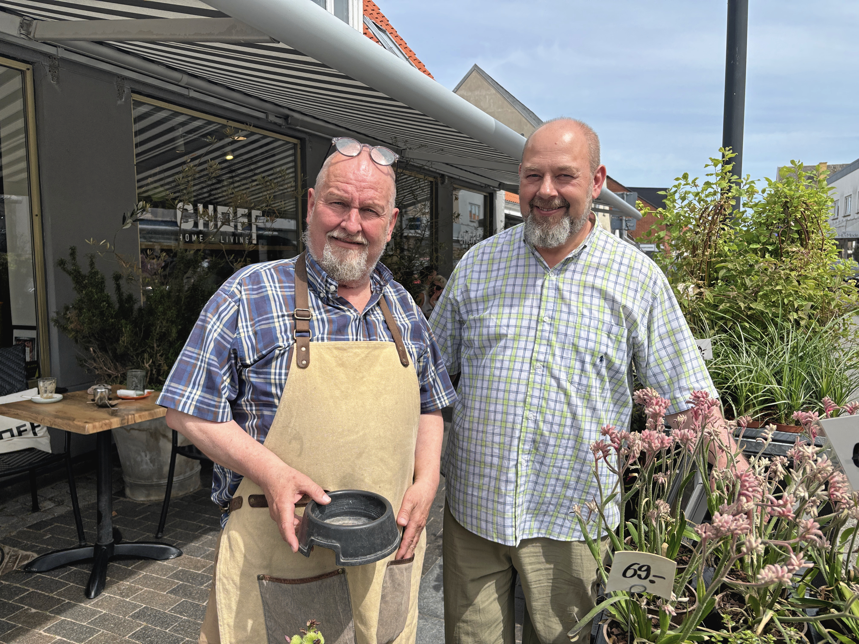 Hos Choff Home & Living er der altid vand til de firbenede gæster. Selv har ejerne, Klaus Bischoff og Erik Nielsen fire gravhunde.