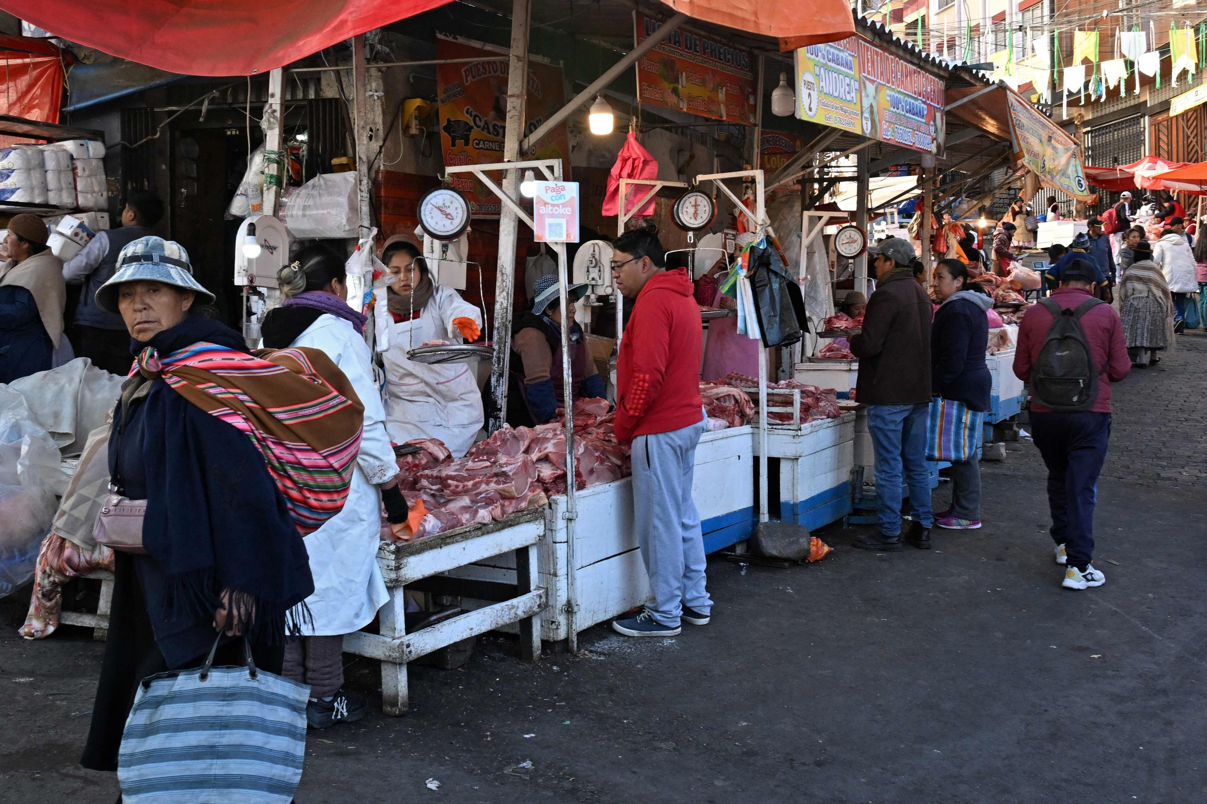 Indbyggere i Bolivia køber mandag kød på et marked i La Paz. Ugelange demonstrationer skabte mangel på fødevarer og medicin flere steder i det latinamerikanske land.