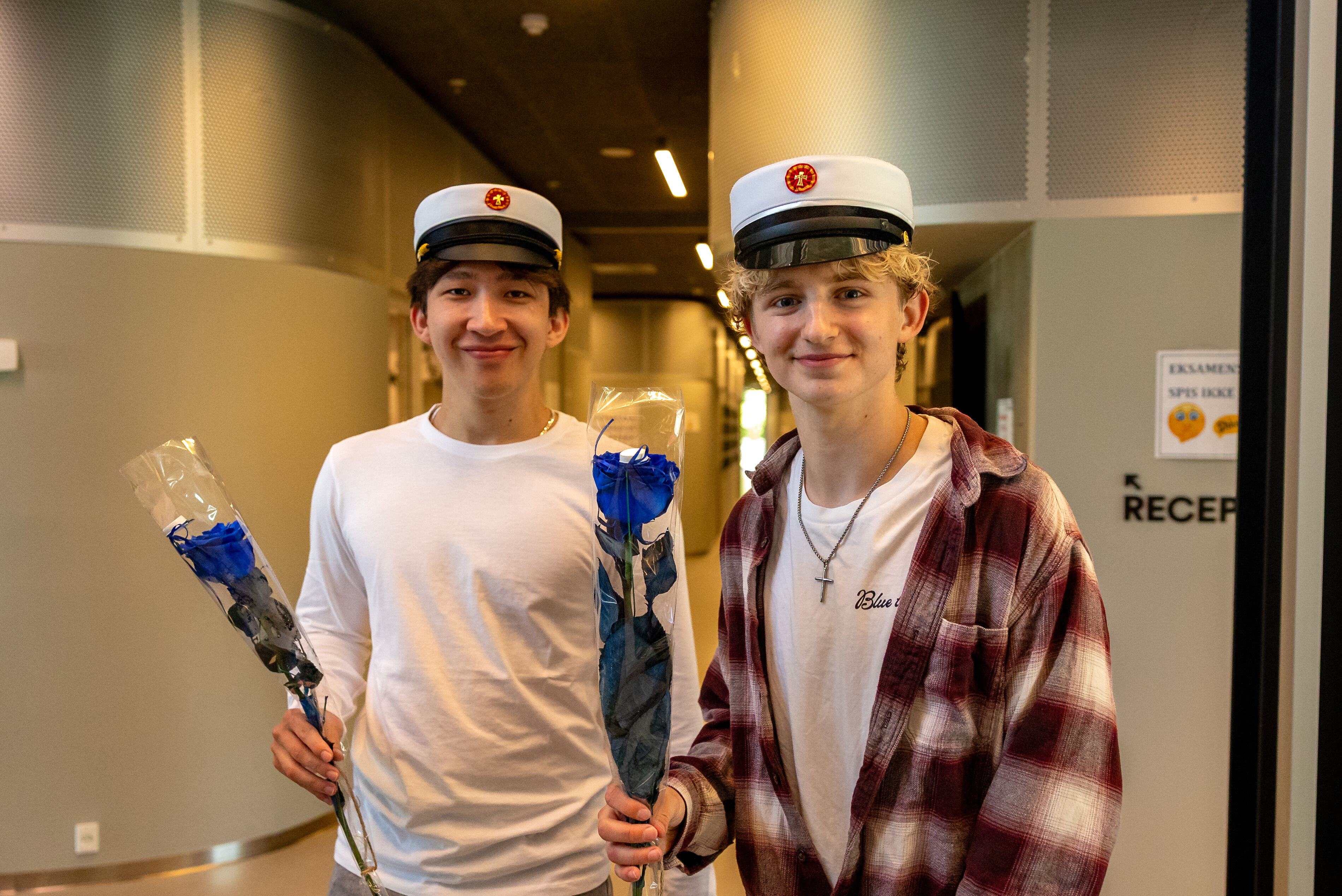Tommas Marinus Marbun Bisp (tv.) og Max Winckler Engelbrechtsen var to af årets første studenter fra H.C. Ørsted Gymnasiet.