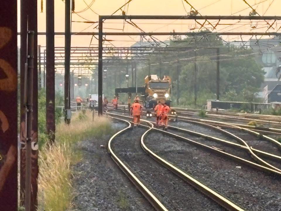 Sådan så det ud lørdag morgen klokken cirka 4.30 da læser Stig Andersen var på Roskilde Station. Den hvide kassevogn var nået et godt stykke væk fra perronerne..