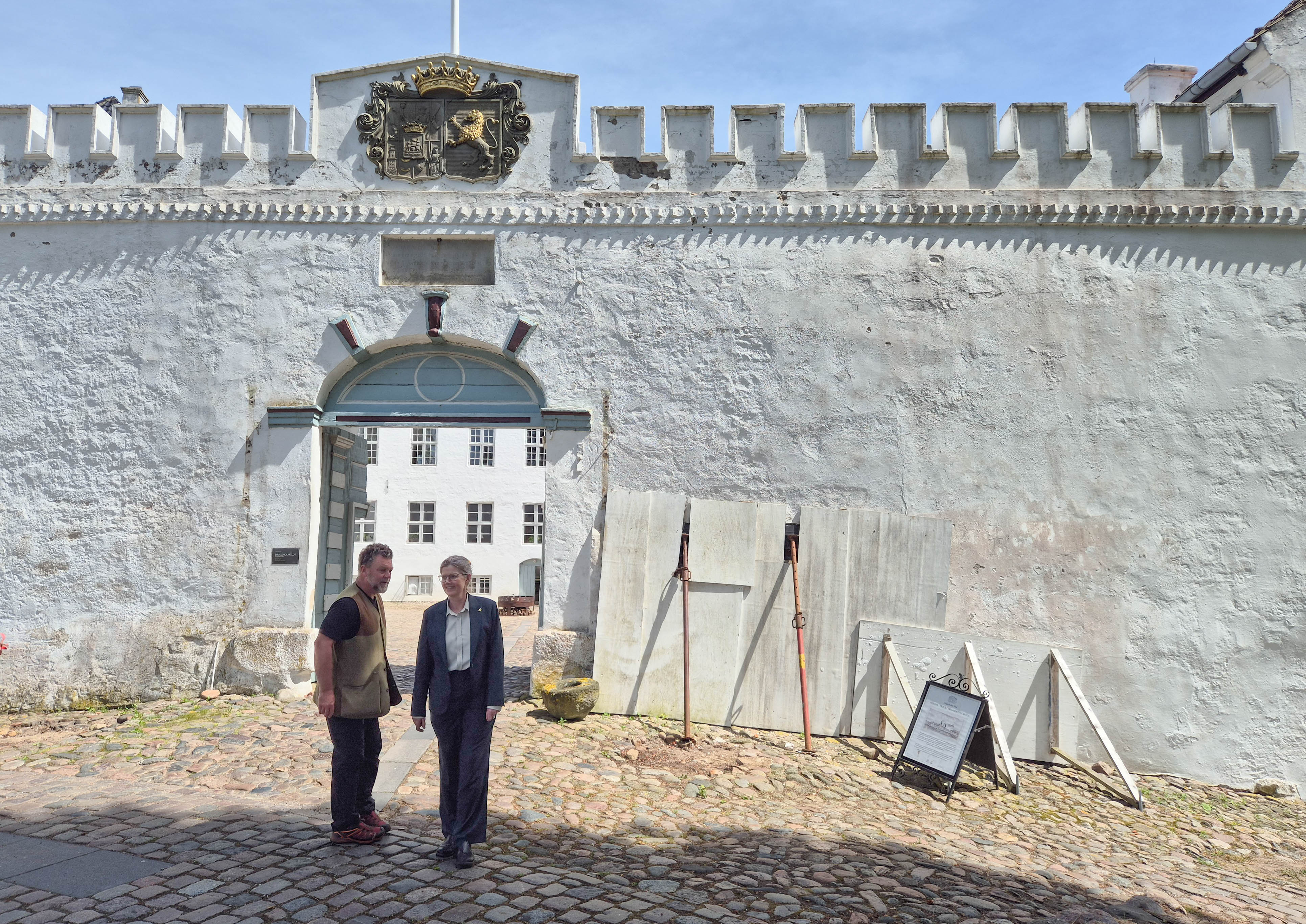Slotsforvalter Anders Tønsberg og hoteldirektør Christina Wejlemann foran muren, som er bygget omkring år 1700.