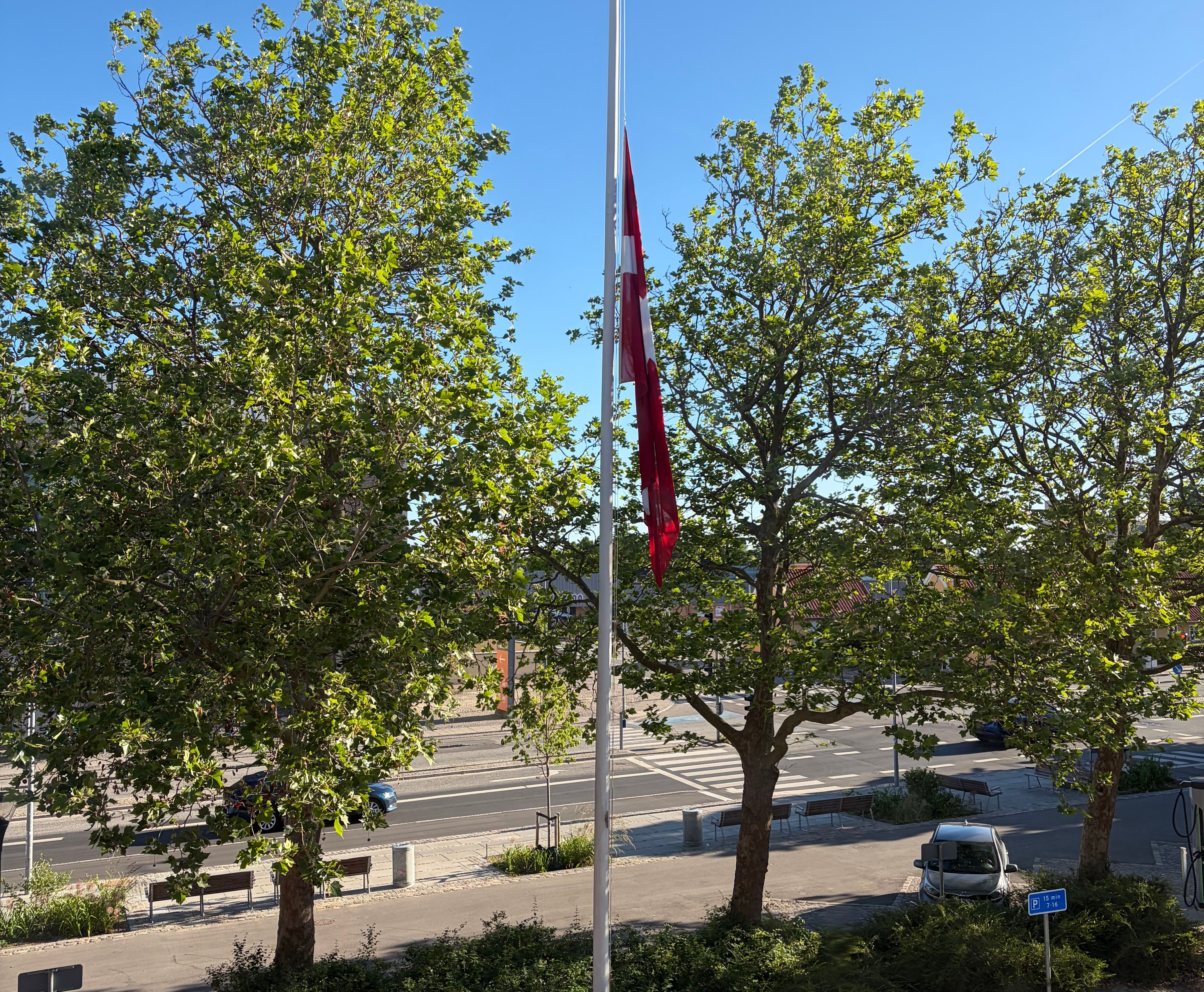Flaget gik på halvt på den 16-årigs skole.