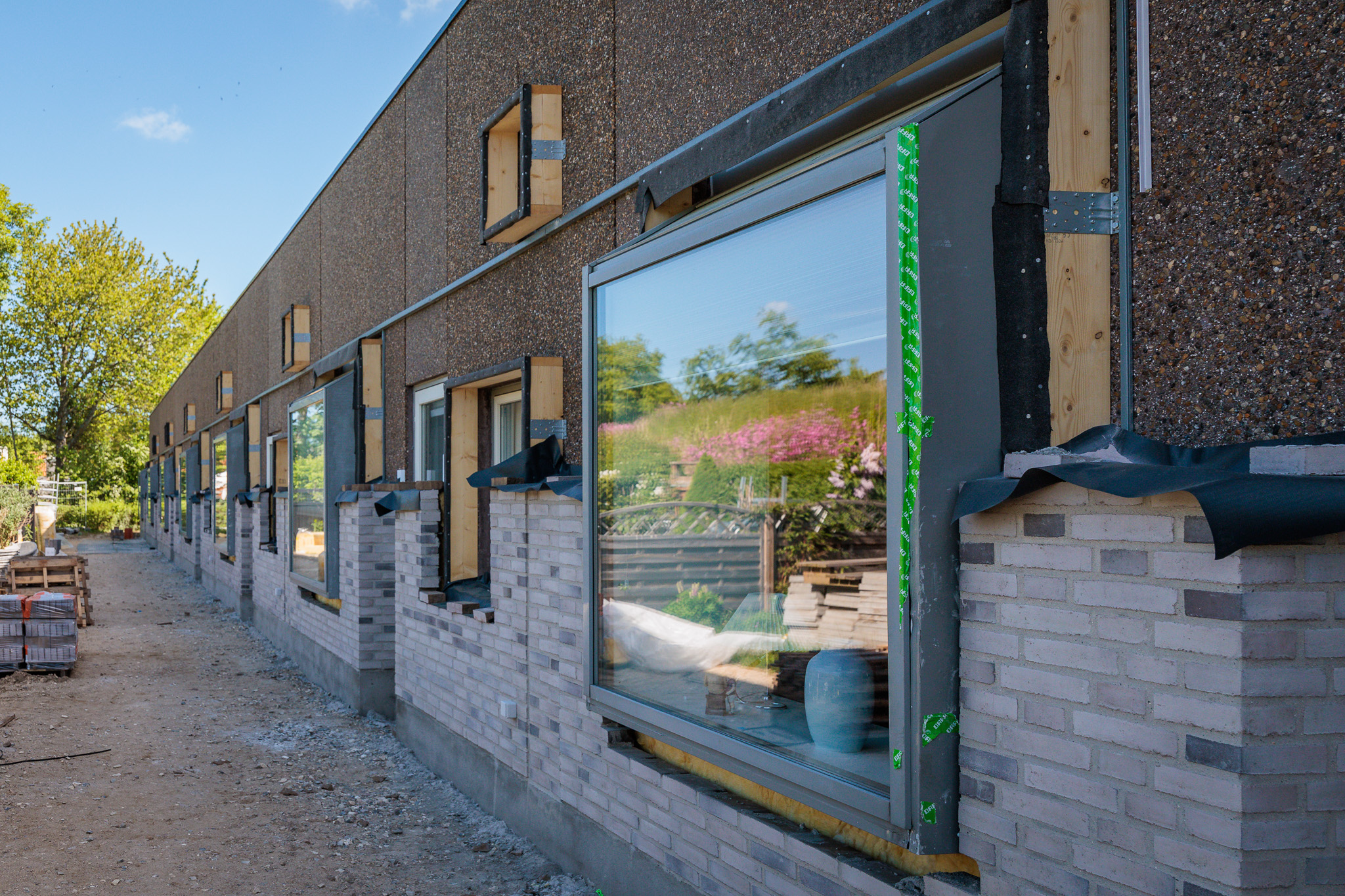Skou Gruppen er i fuld gang med en omfattende modernisering og energioptimering af 66 almene boliger fordelt på 10 rækkehusblokke for Boligselskabet Borgerbo.