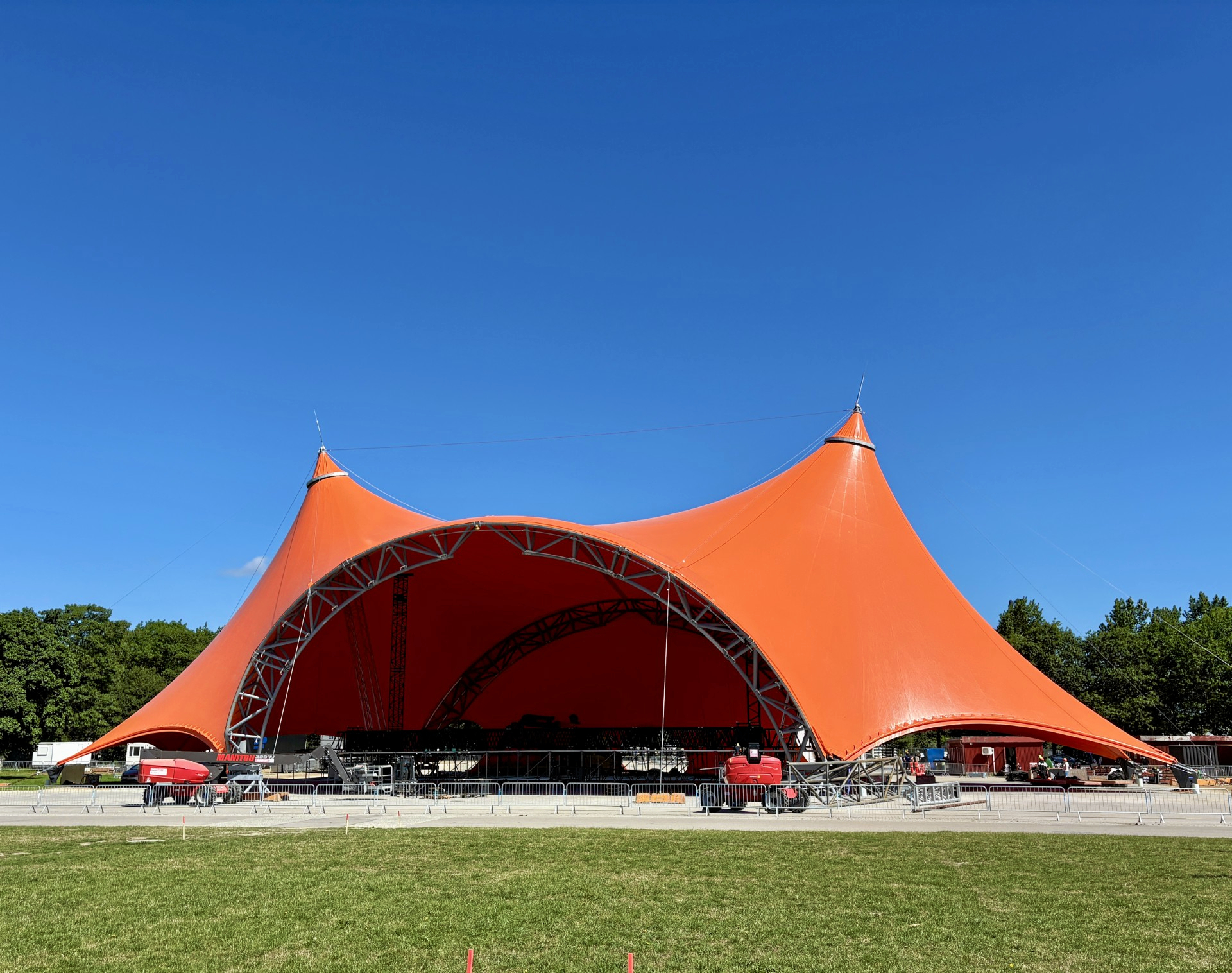Den nye Orange Scene er sat op for første gang.