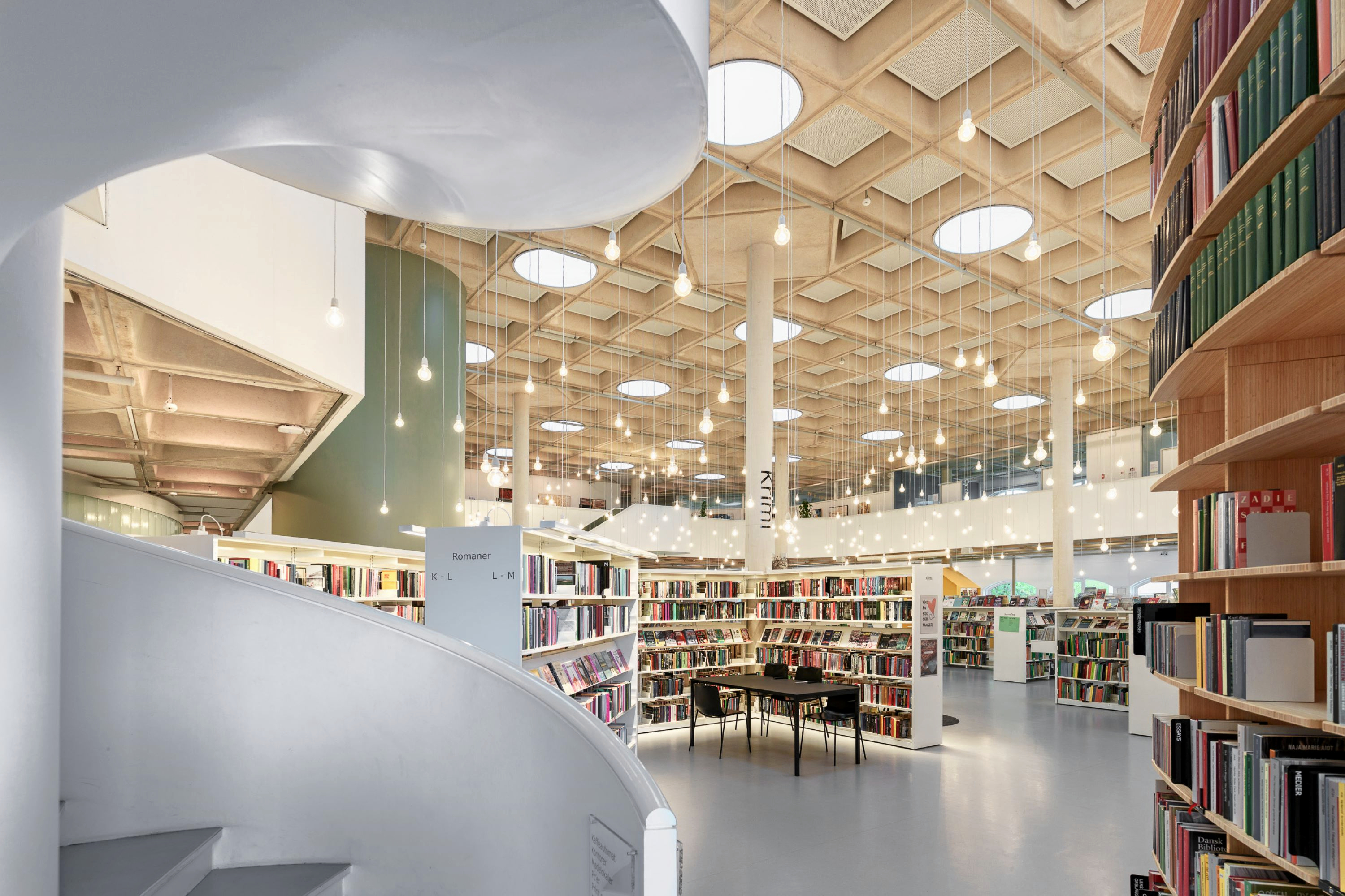 To elever fra NGG starter nu en engelsk bogklub på biblioteket i Hørsholm.