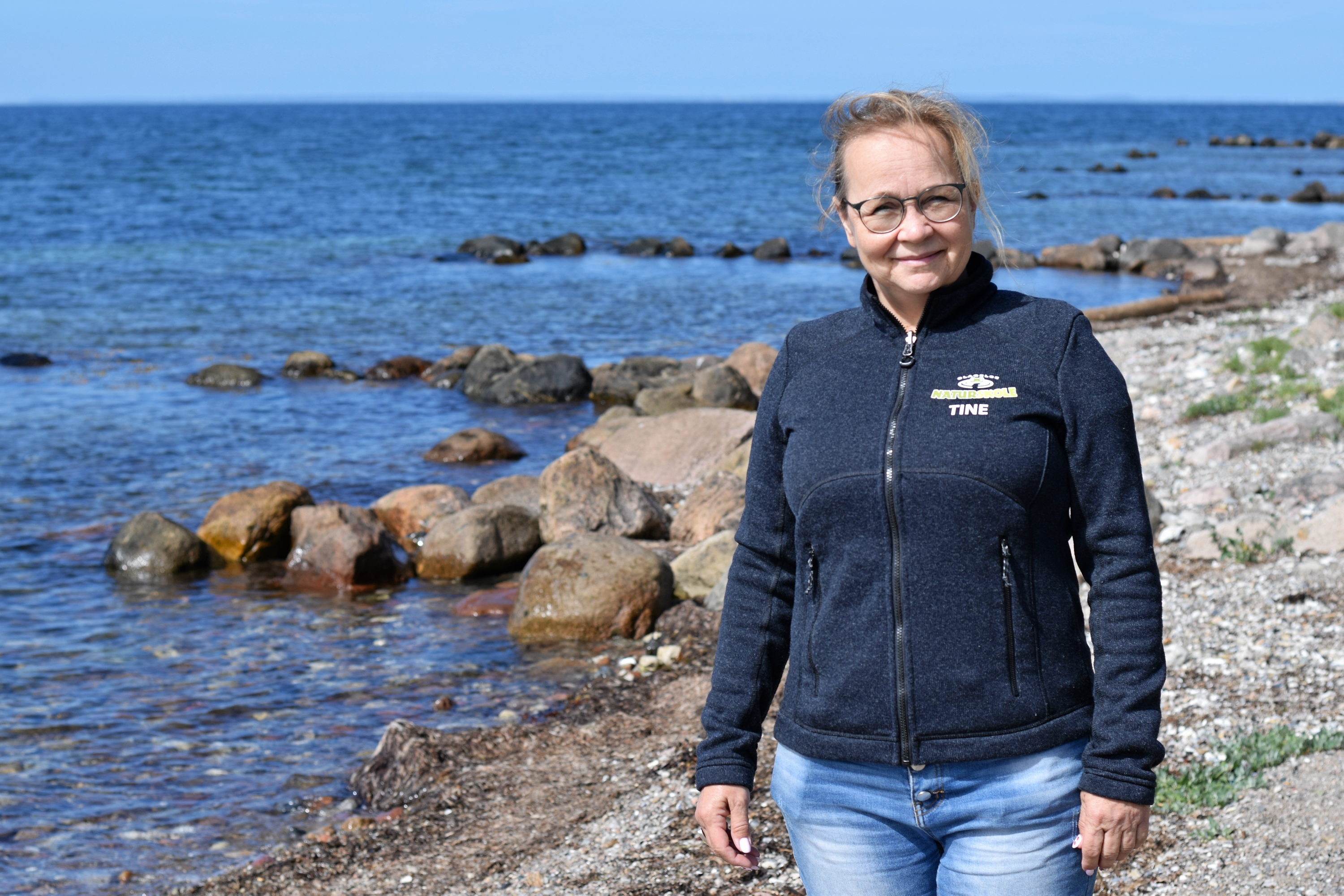 Naturvejleder og leder af Slagelse Naturskole, Tine Nord Raahauge, fortæller om blåmuslingen, som gemmer sig lige ude under havoverfladen, hvor de hjælper med at filtrere vandet. - Søren Schaadt Larsen Naturvejleder og leder af Slagelse Naturskole, Tine Nord Raahauge, fortæller om blåmuslingen, som gemmer sig lige ude under havoverfladen, hvor de hjælper med at filtrere vandet.
