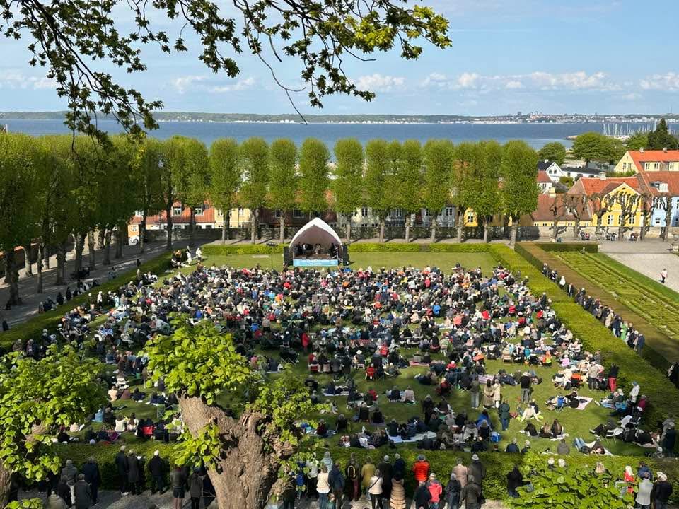 Marienlyst Slot er blevet renoveret for et stort millionbeløb, men nu står man igen med hatten i hånden.