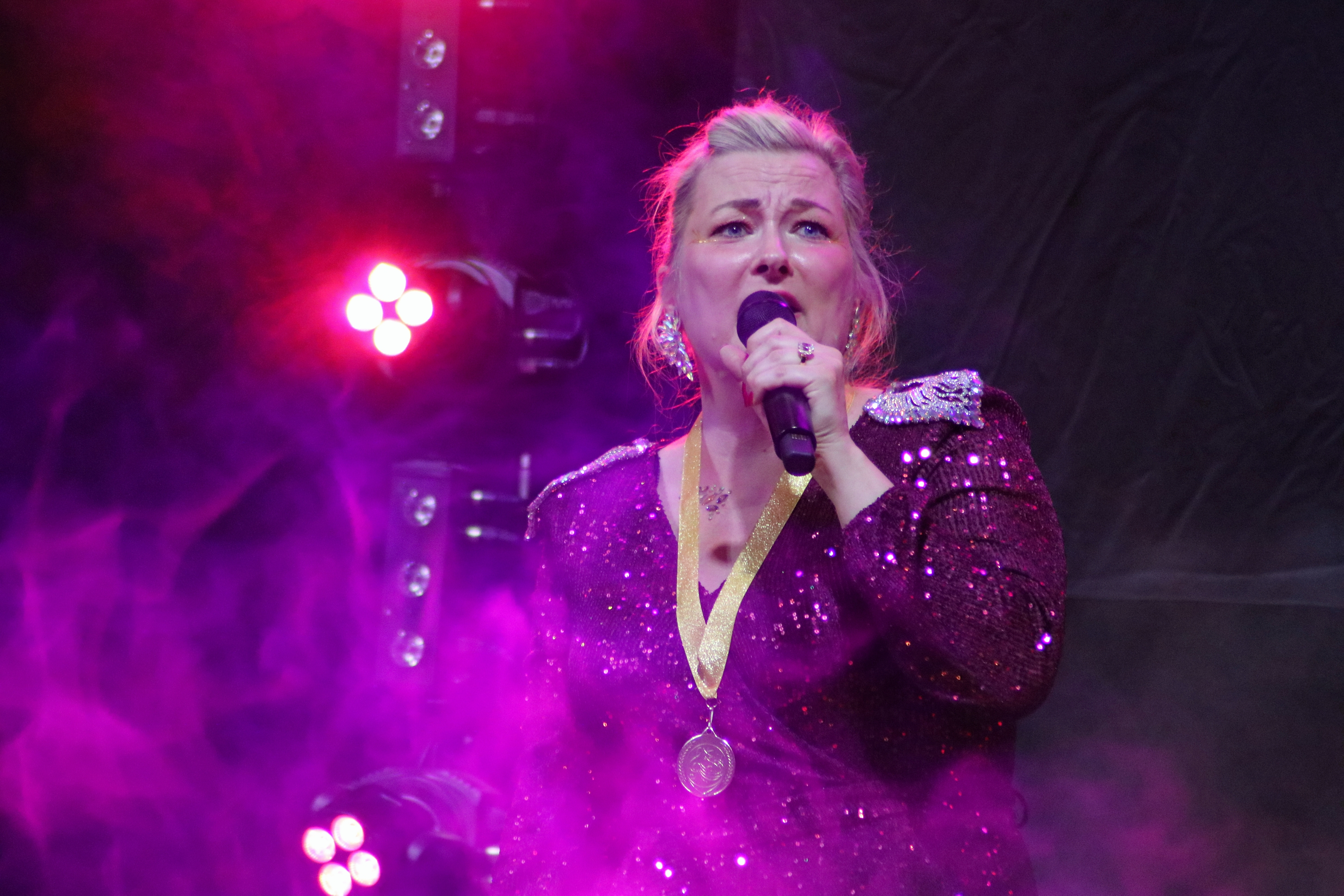 Sandie Johnson er ikke ny på en scene. Hun er uddannet musicalartist, arbejder til daglig som sygeplejerske og bor i Taastrup med sin mand. - Presse Sandie Johnson er ikke ny på en scene. Hun er uddannet musicalartist, arbejder til daglig som sygeplejerske og bor i Taastrup med sin mand.