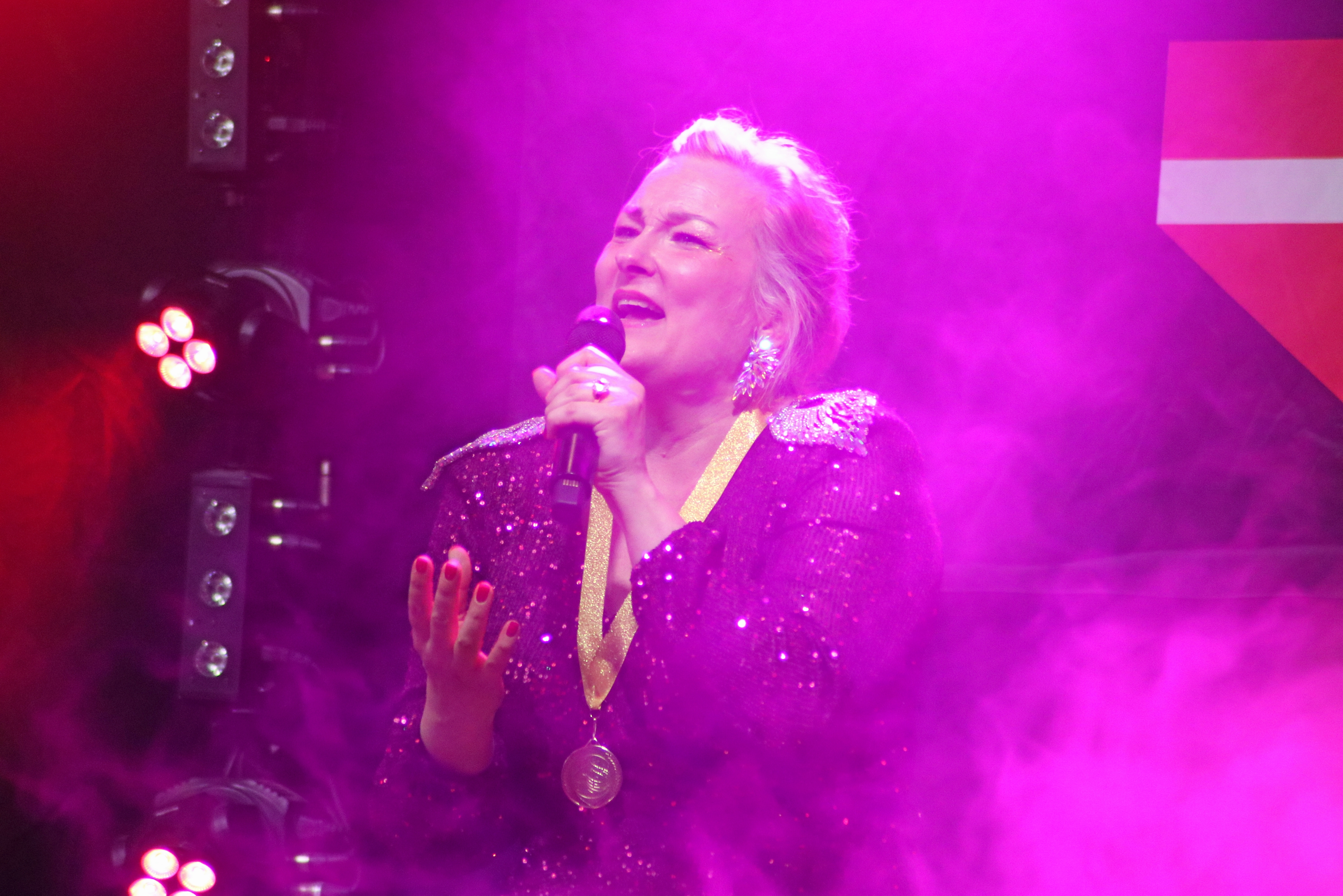 Sandie Johnson giver den gas på scenen i Odense. Lokalt er hun også engageret i sang og har været med til at starte koret AmaSing. - Presse Sandie Johnson giver den gas på scenen i Odense. Lokalt er hun også engageret i sang og har været med til at starte koret AmaSing.
