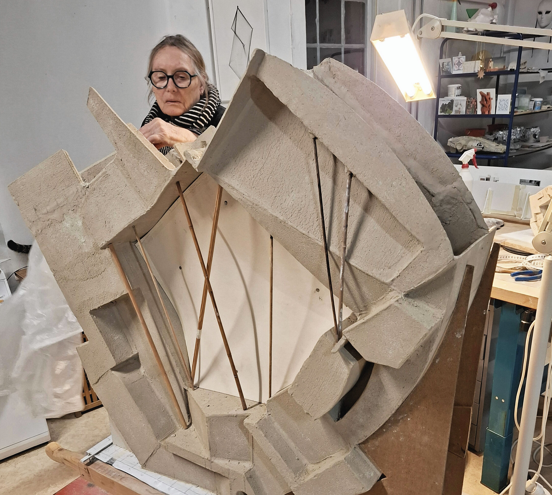 Karen Bennicke i værkstedet i gang med en ny stor skulptur.
