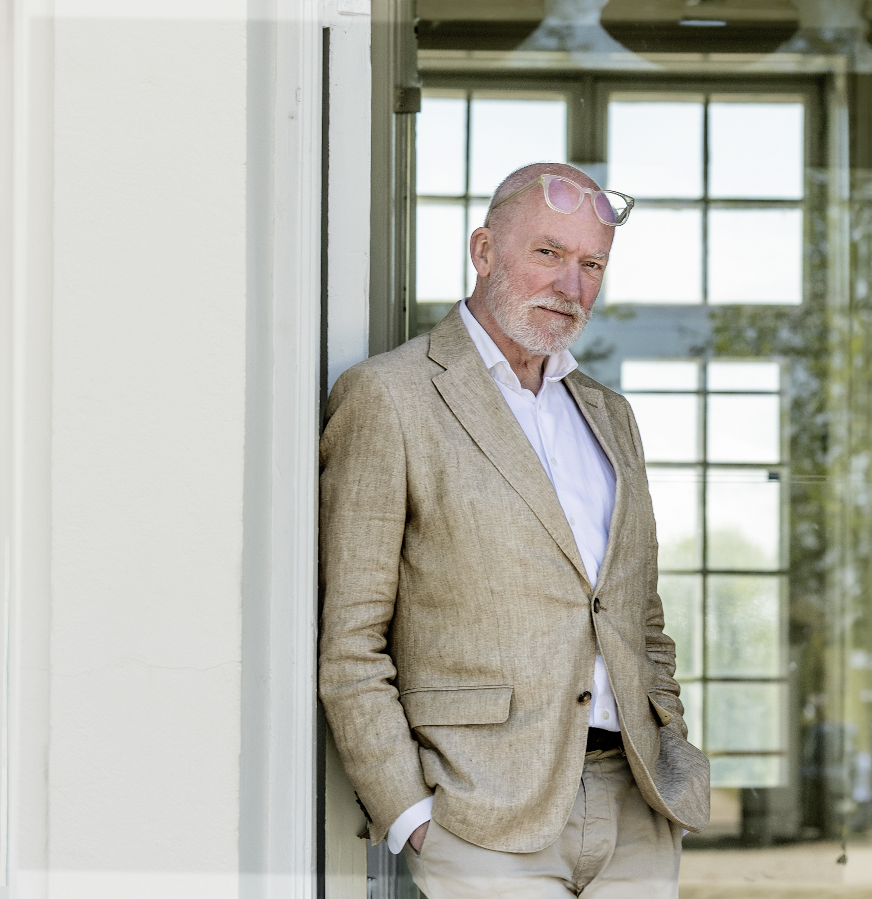 Arkitekt Jens Bertelsen er her fotograferet foran Gl. Holtegaard, som han har varetaget den enorme restaurering af.