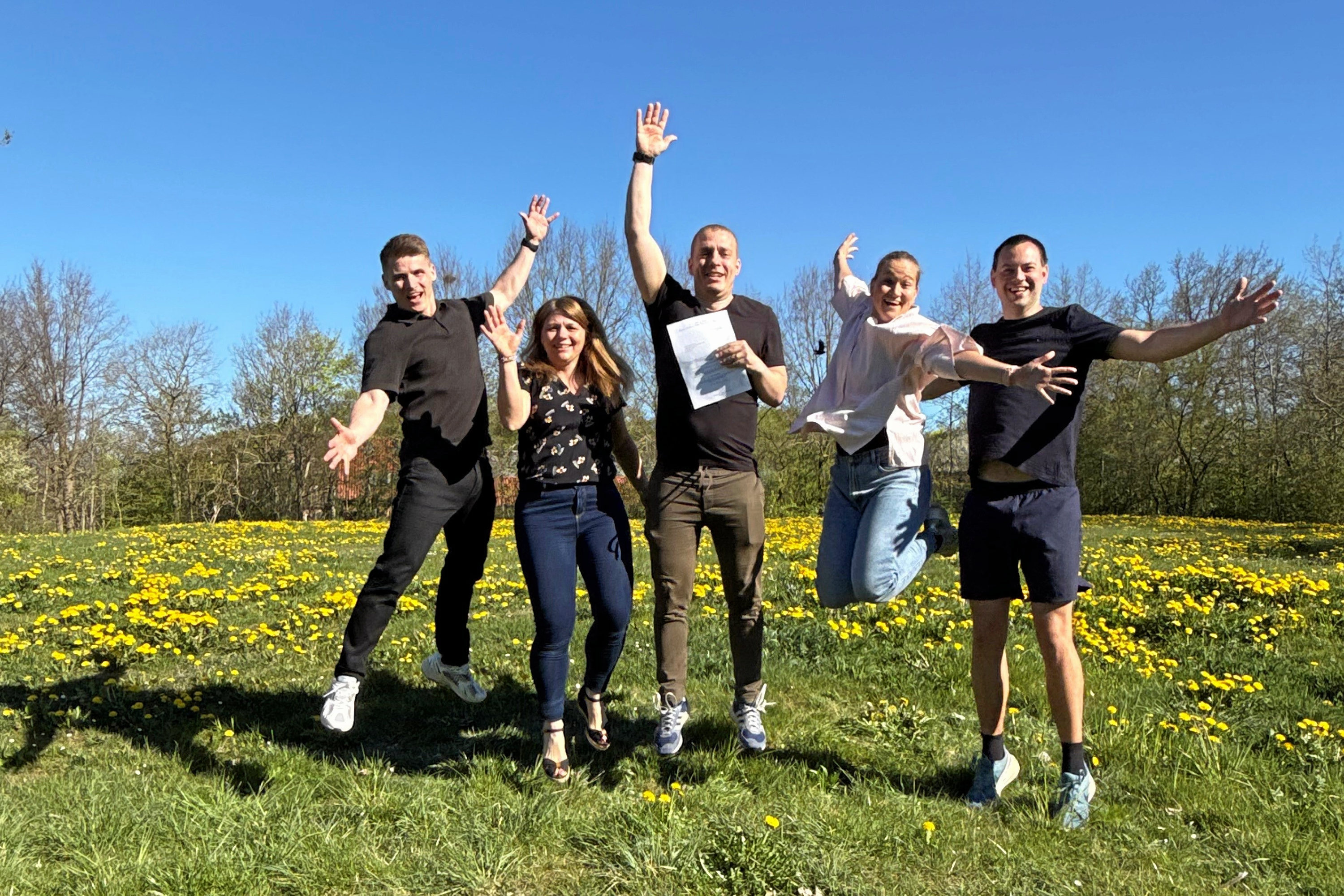 Bestyrelsen i Vor Frue IF har svært ved at få armene ned for tiden. Fra venstre: Nicklas Fallesen, formand Camilla Baymler, Thomas Østergaard Bagge, Marie Lagersted-Olsen og Patrick Jensen.