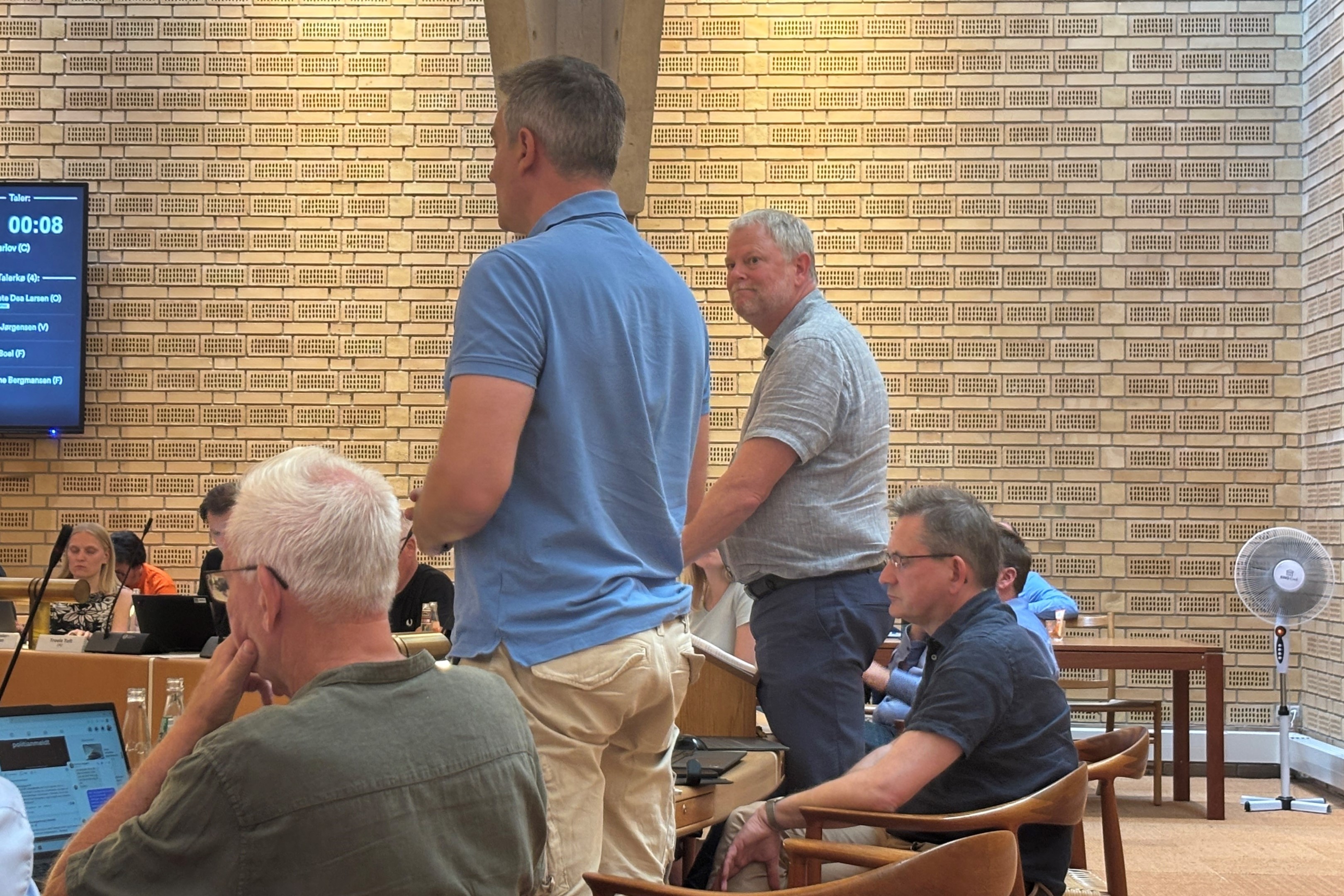 Borgmester Tomas Breddam (stående th) mener, Rasmus Jarlov (stående tv) bringer Christiansborg-fnidder ind i byrådssalen