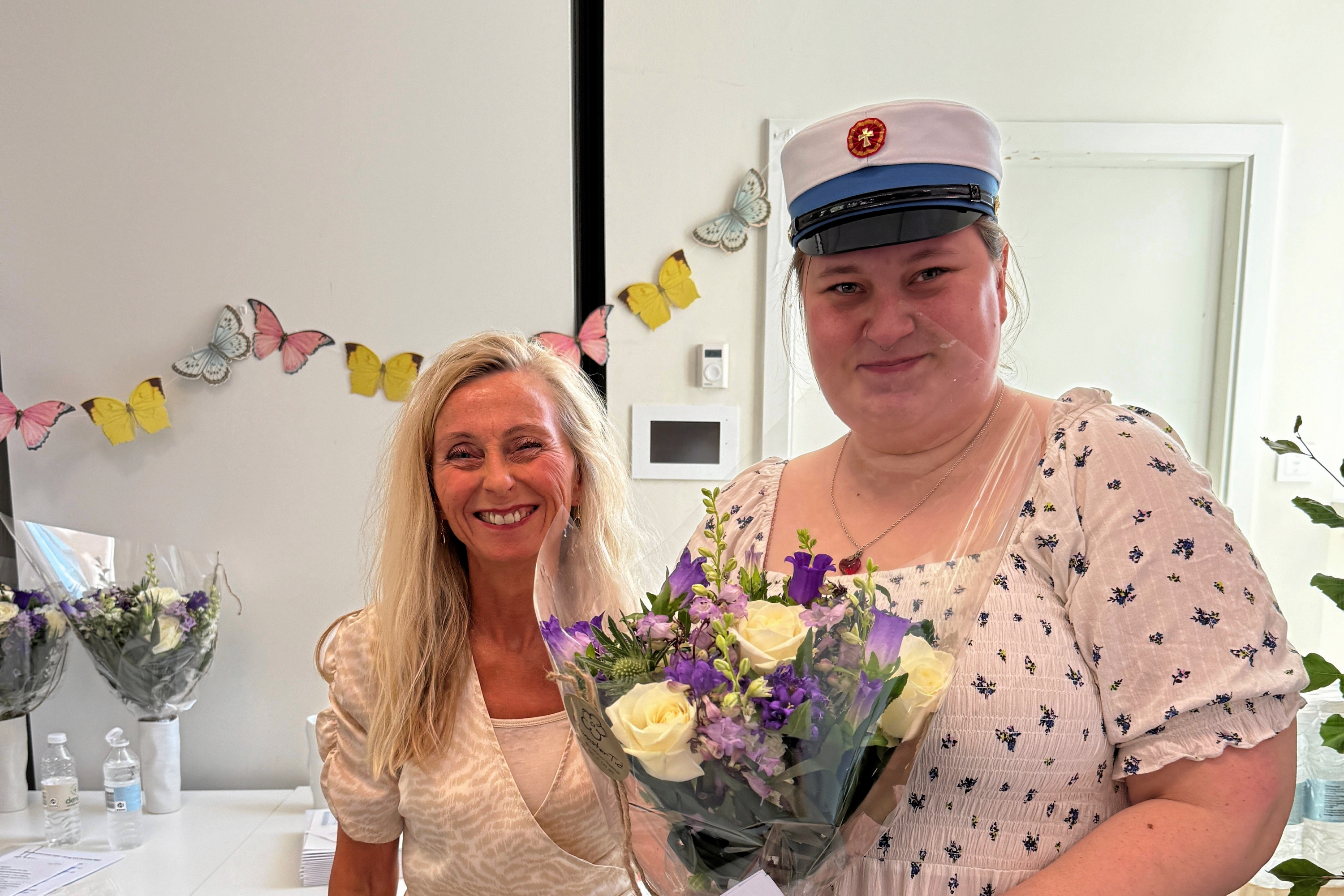 HFA+ er en linje på HF og VUC Roskilde-Køge for unge med diagnoser som fx autisme, angst, ADHD eller lignende. Nanna Mathilde Nørgaard Jensen har gået på den første årgang, der er blevet HF-studenter og ses her med rektor Dorthe Ørngreen Lundqvist.
