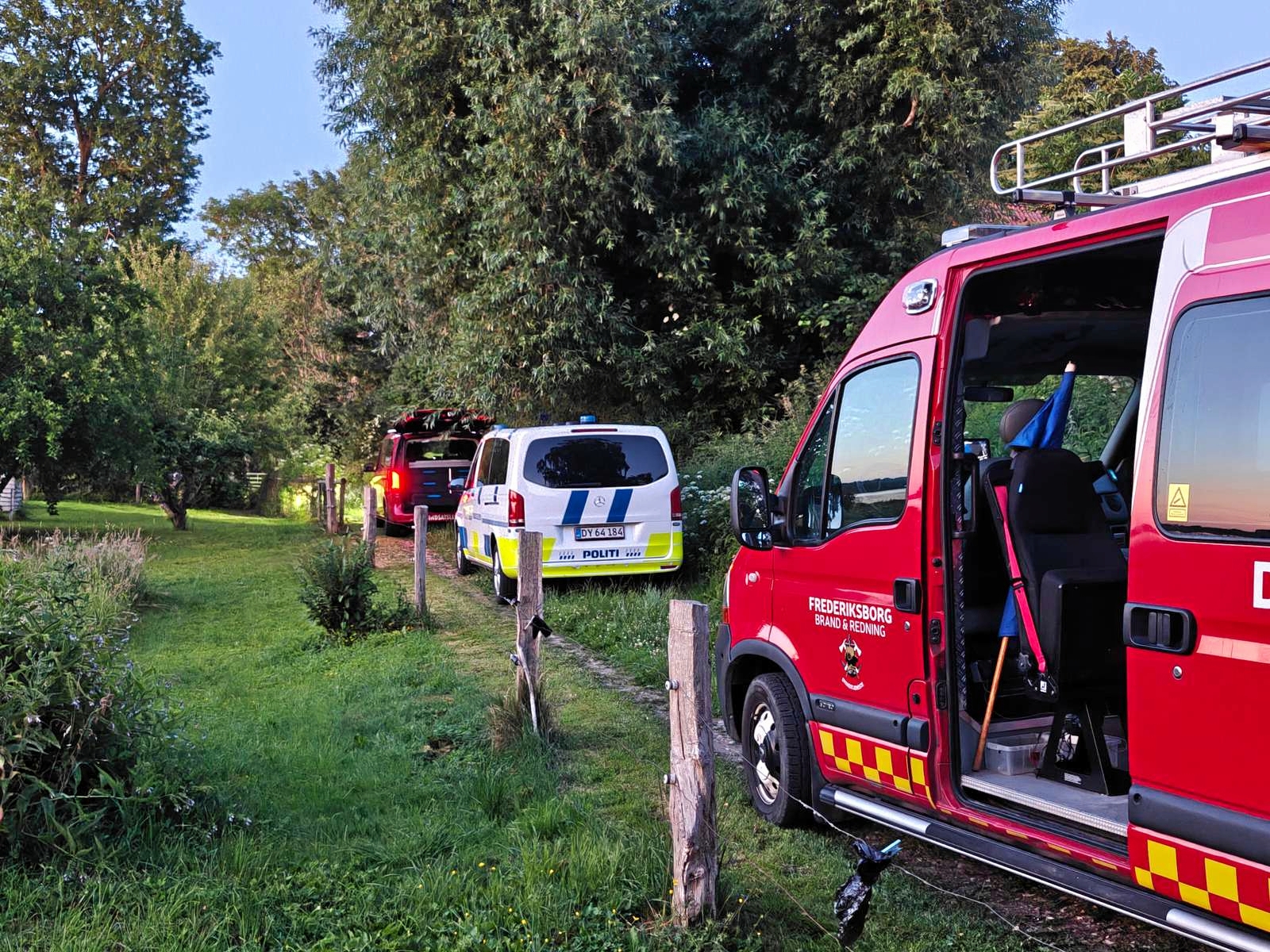 Politi og redningsmandskab måtte torsdag aften rykke ud til en drukneulykke i Arresø ved Lille Lyngby. - presse-fotos.dk Politi og redningsmandskab måtte torsdag aften rykke ud til en drukneulykke i Arresø ved Lille Lyngby.