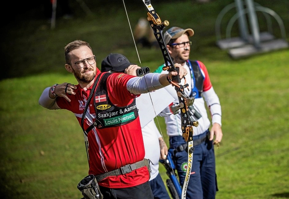Verdensmester Oliver Øchkenholt i 3D-bueskydning skal forsvare sin titel til september i USA.