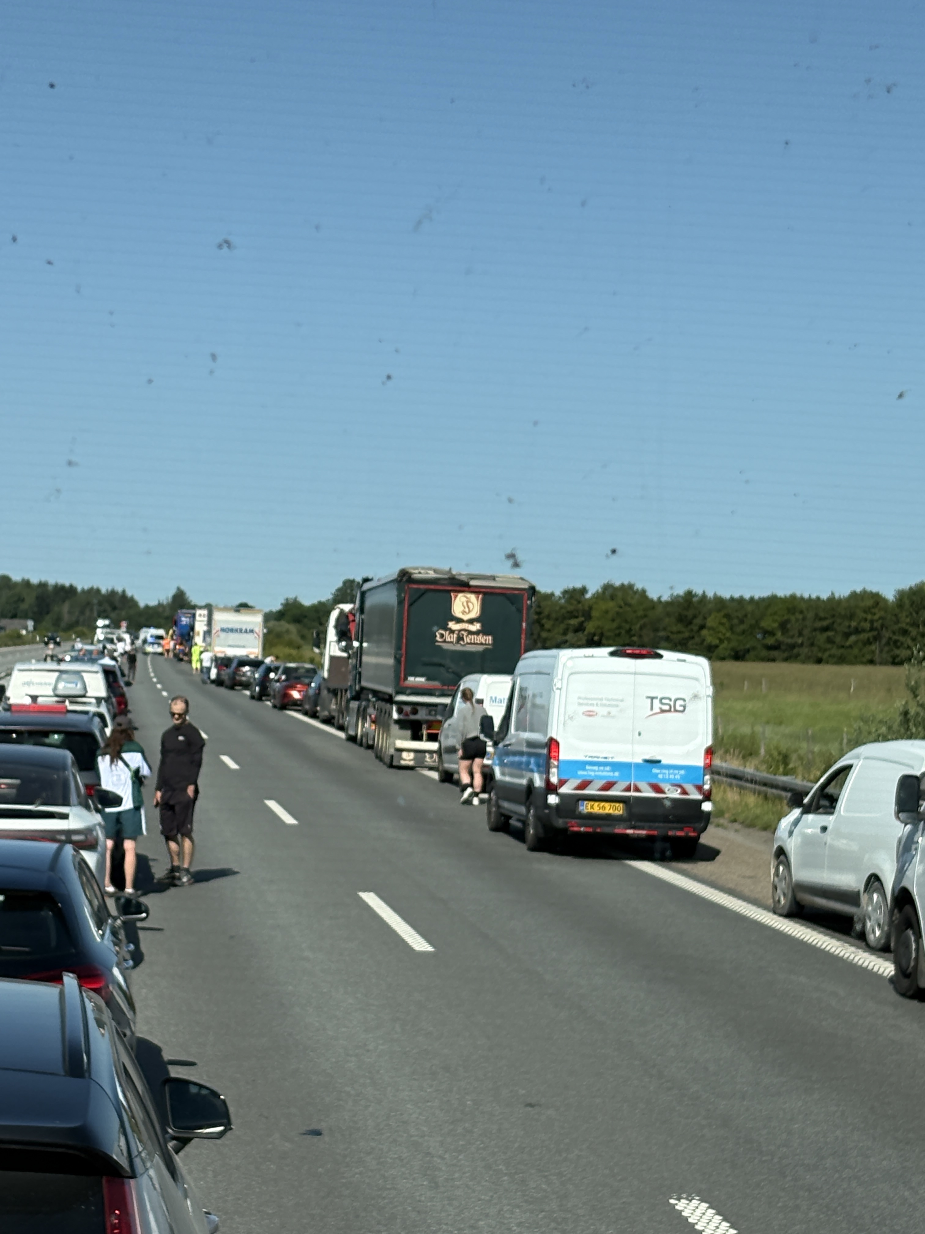 Foto fra vestmotorvejen, som er spærret, da en motorcyklist har mistet livet i en ulykke.