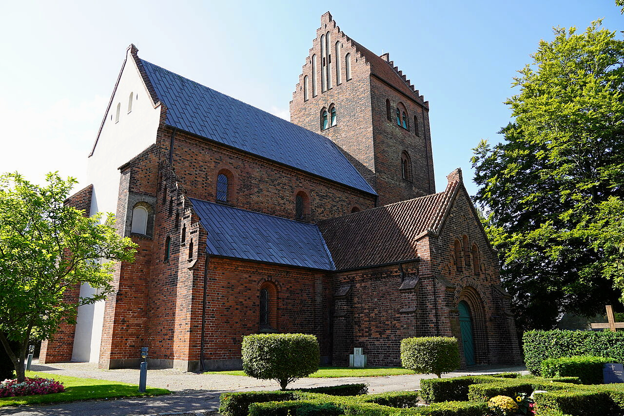 Gl. Vor Frue Kirke står i dag som en historisk perle midt i Roskilde.