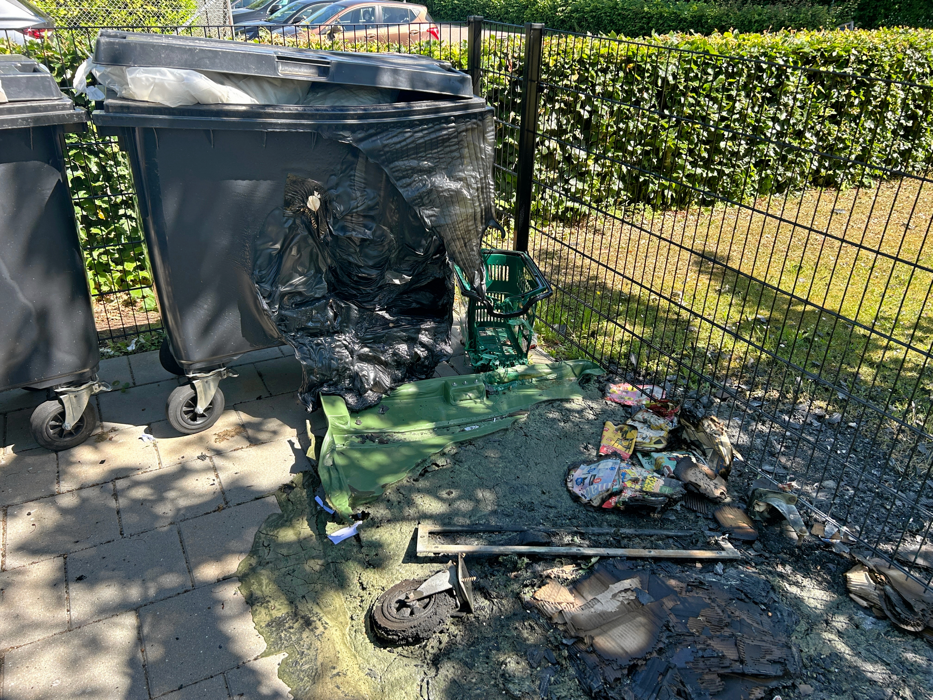 Containeren ved børnehaven Grønhøj på Mølleholmen 7 var helt udbrændt, og containeren ved siden af har også taget skade.