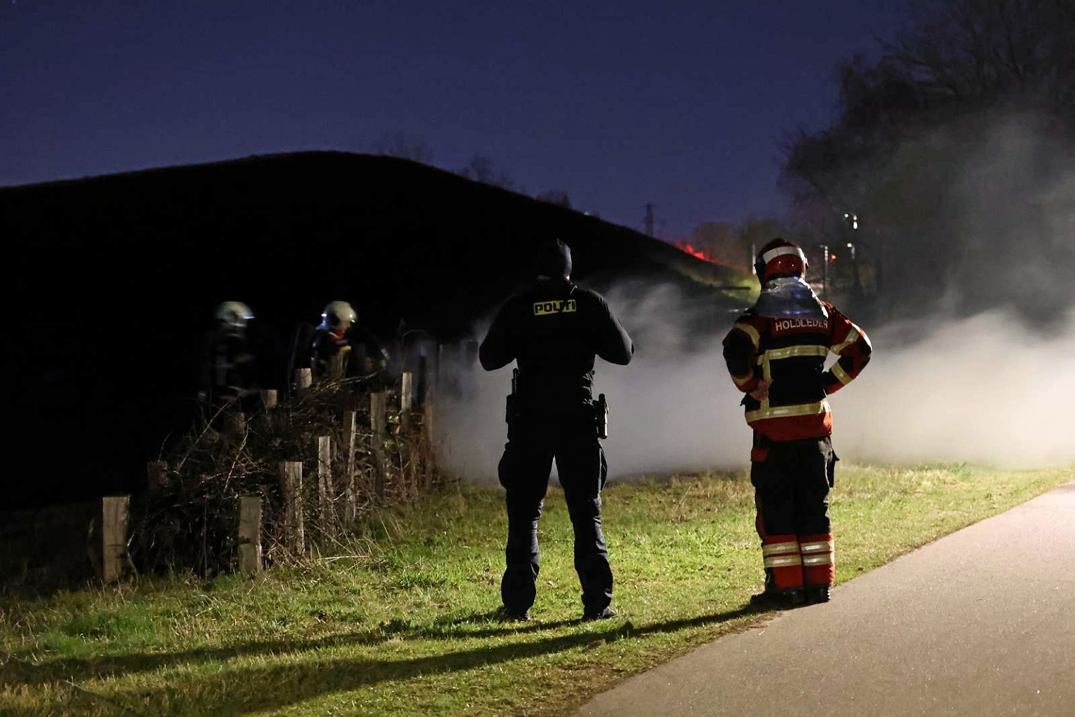 Her er der et billede af en brand ved et læhegn nær Pilegårds Vænge i Ishøj den 22. april.