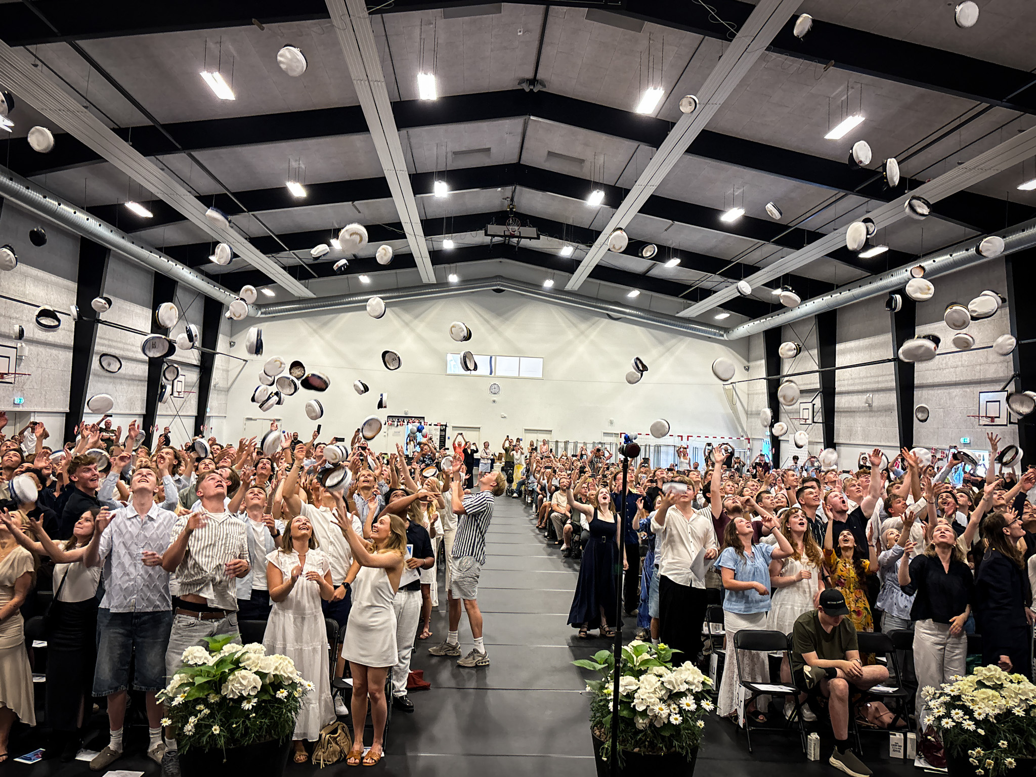 Studenterhuerne røg i vejret, da årets HHX- og HTX-studenter fejrede dimissionen på ZBC i Slagelse. Nu skal de unge vælge næste skridt i livet, men for en stigende andel studenter, er gymnasiet sidste stop.