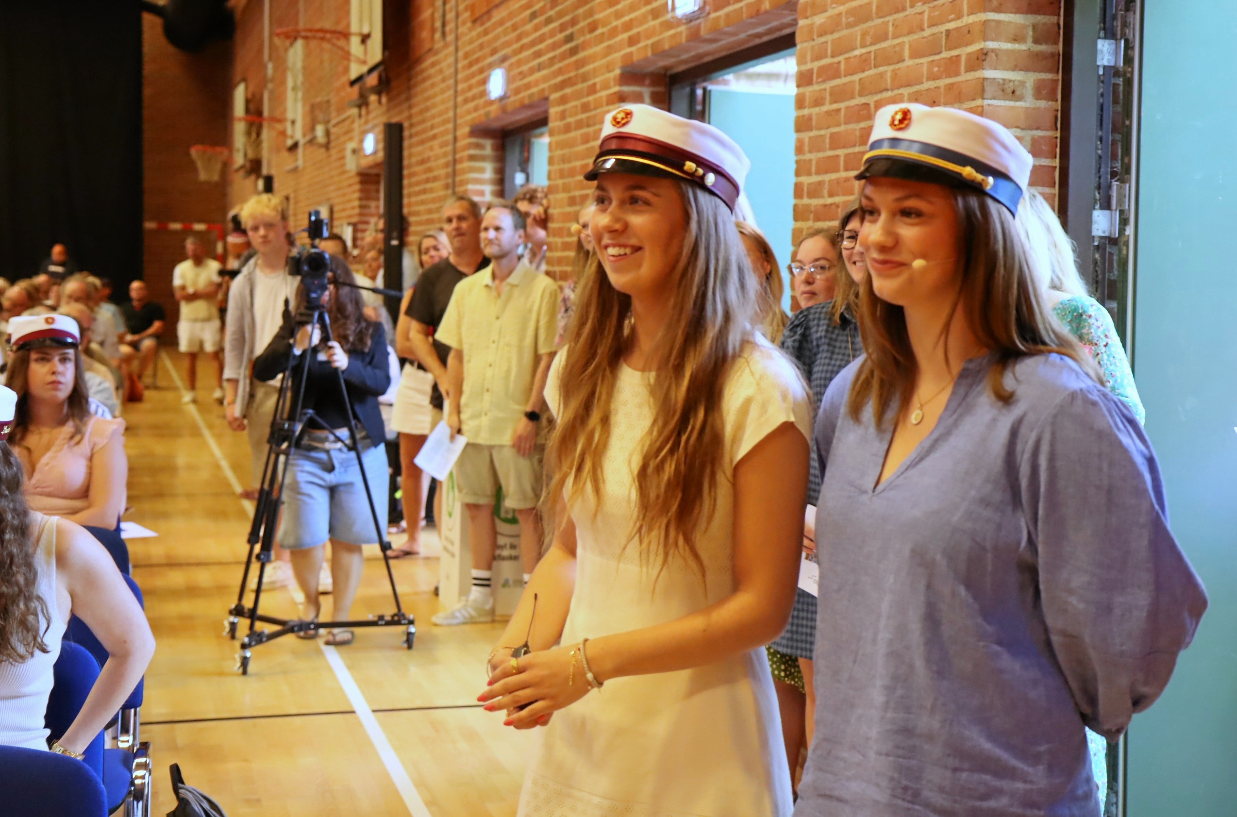 Translokation på Himmelev Gymnasium. Studentertalen blev holdt af Vilma Iskov Schmitz (tv) 3.d og Clara Holm Christensen 2.p.