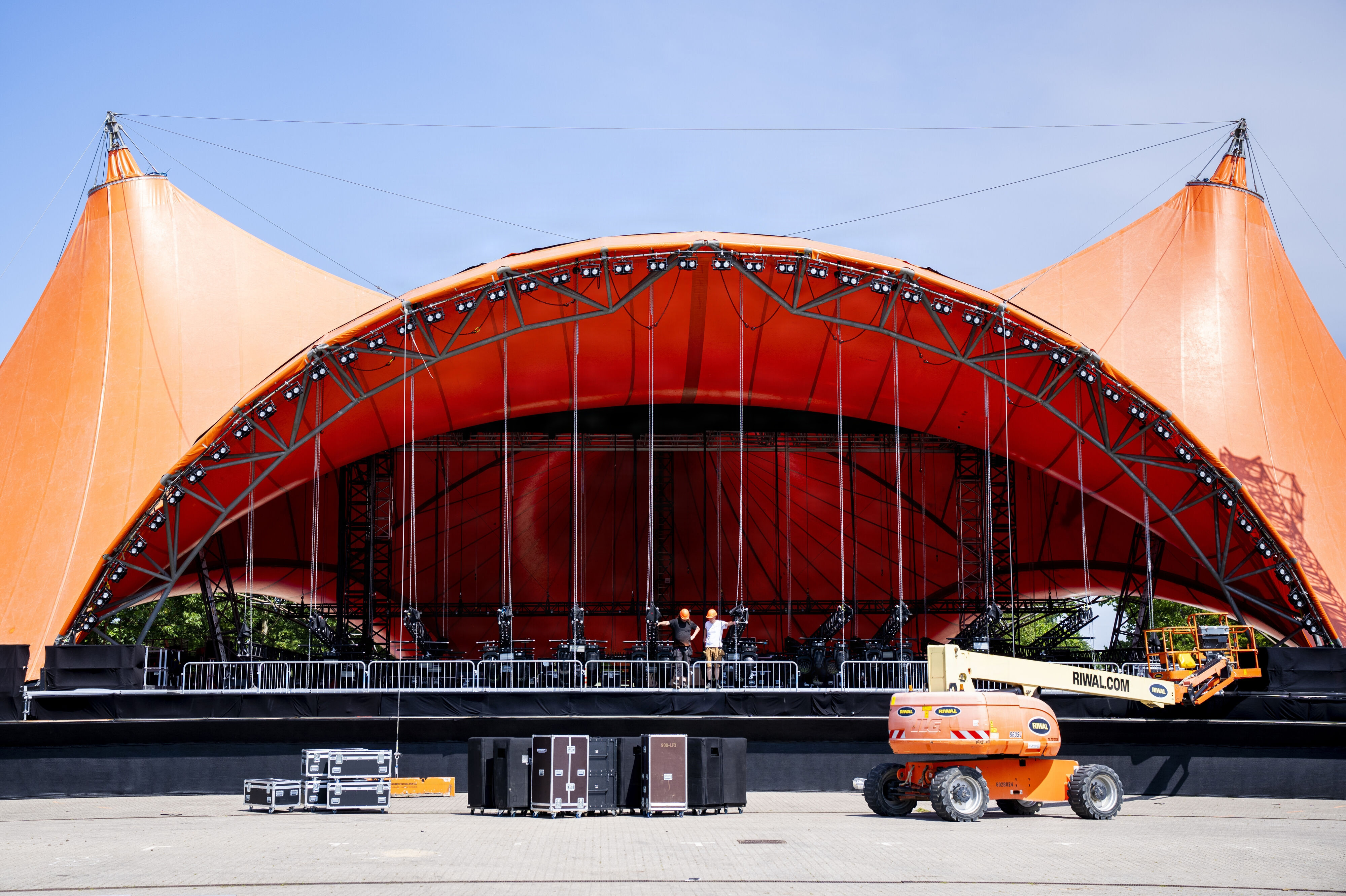 Den ikoniske Orange Scene er i år skiftet ud med en større version, når årets Roskilde Festival begynder lørdag. De første kunstnere optræder på scenen onsdag den 1. juli. (Arkivfoto).