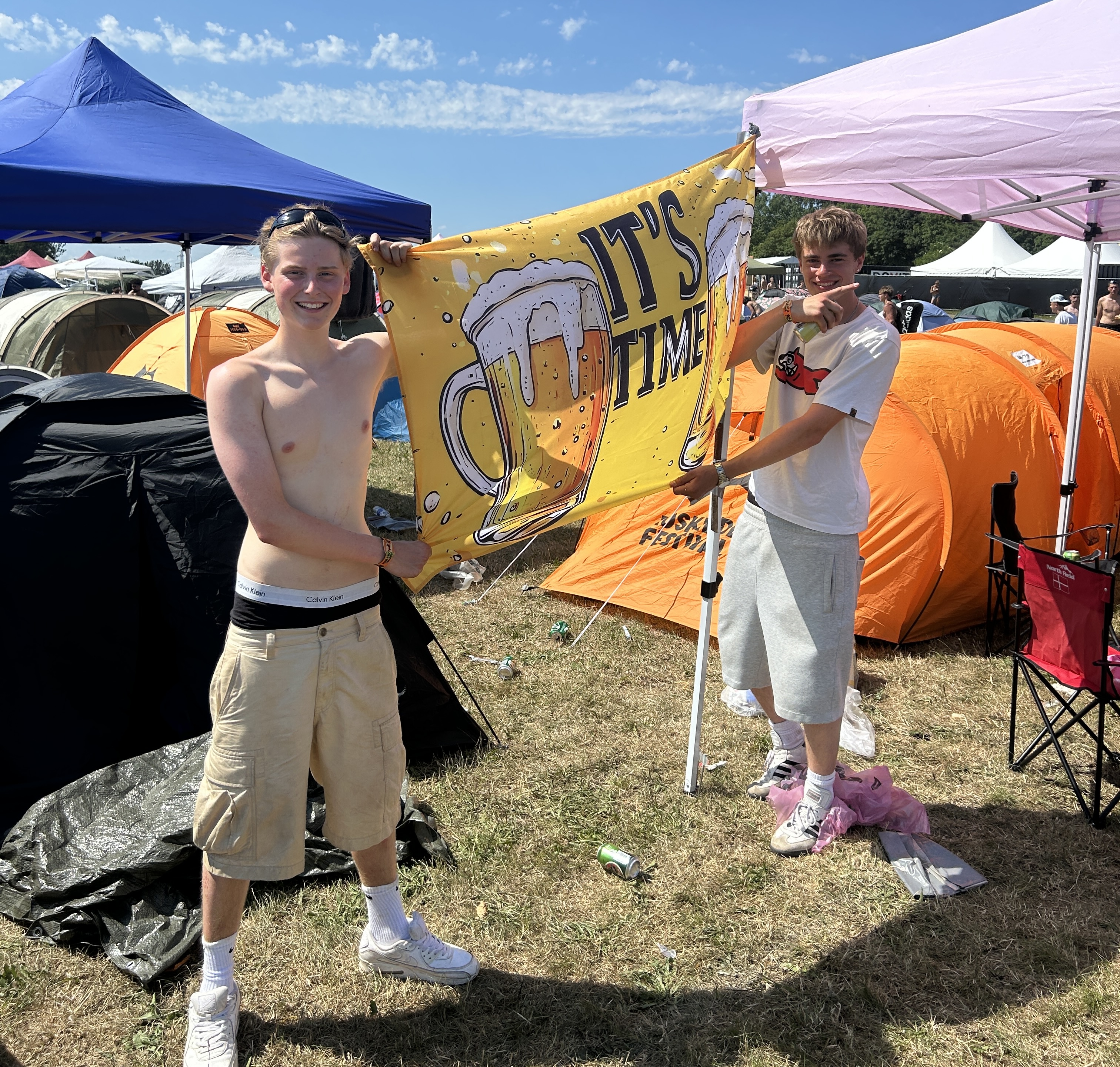 Arthur Hare Mortensen og Bastian Tillark Steenbjerg har lagt nattens uvejr bag sig og er klar på endnu mere festival.