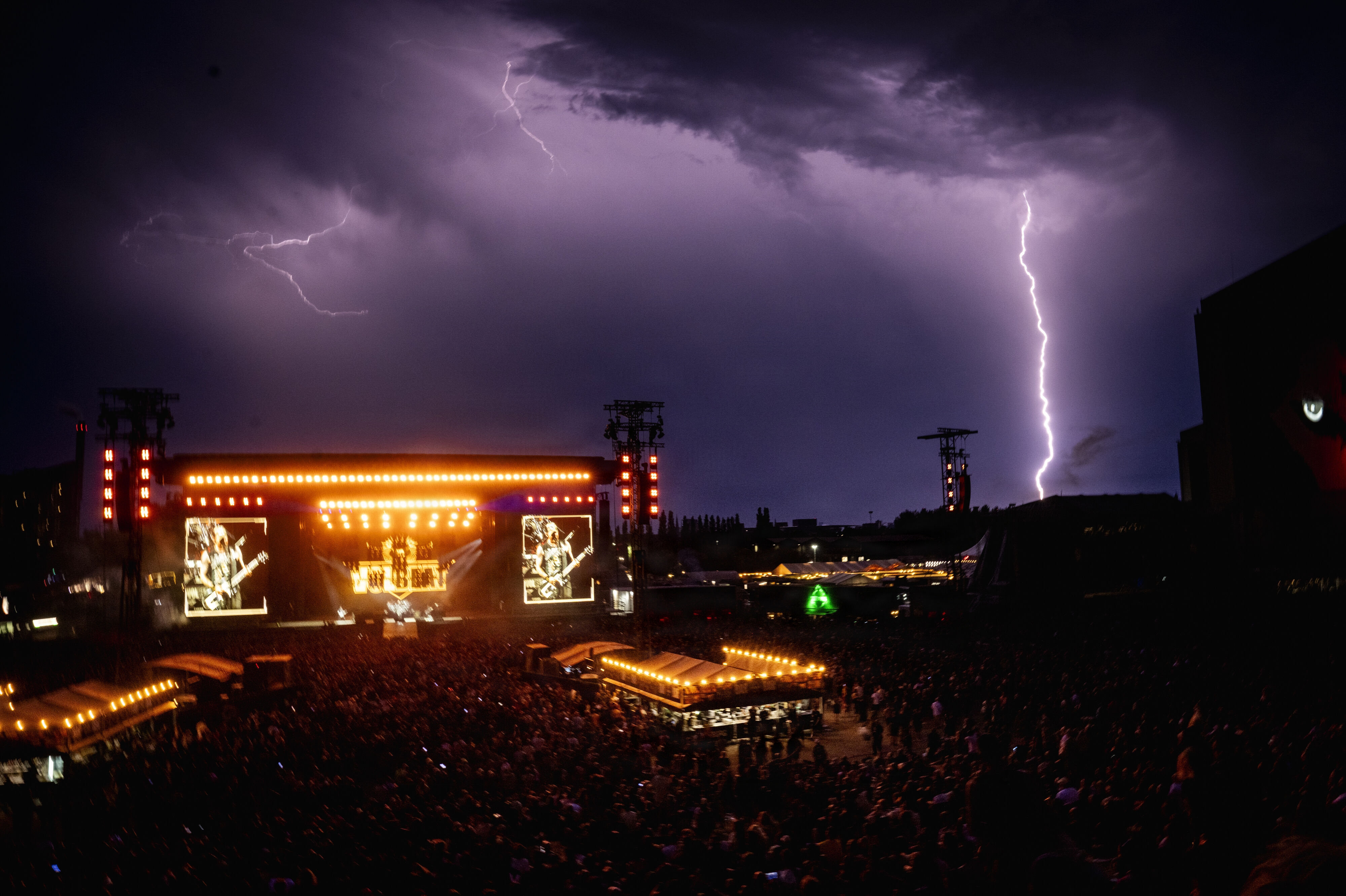 På grund af tordenvejret lørdag blev Volbeats optræden på festivalen Copenhell i København afbrudt.