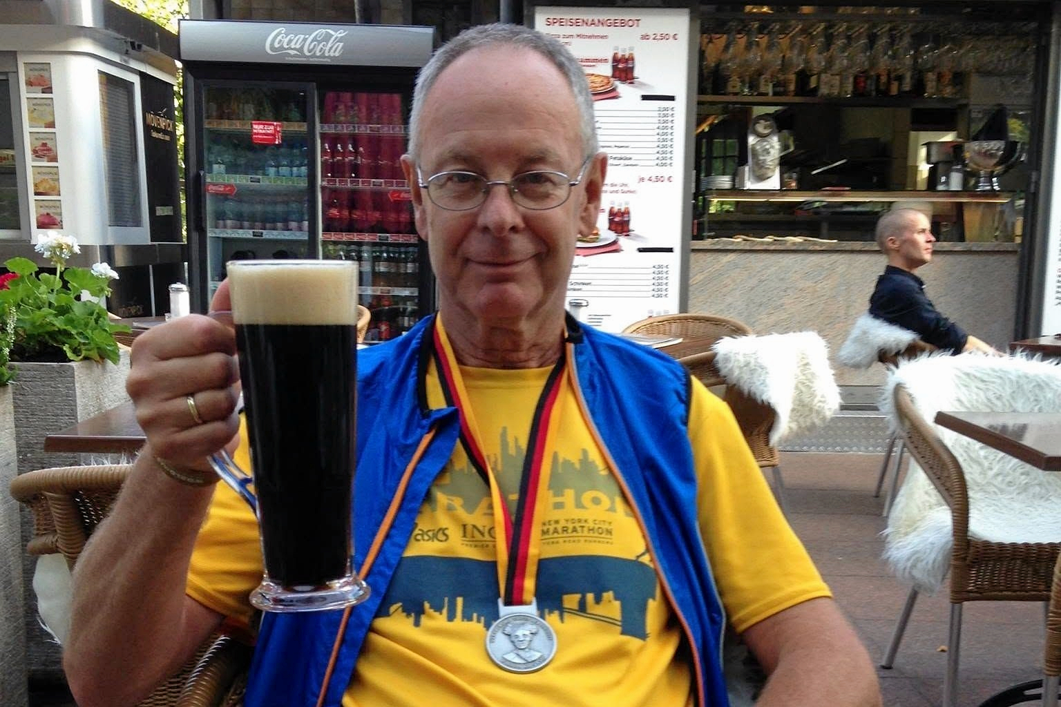 Per Rohwedder med en fortjent fadøl efter et maratonløb i Berlin i 2014.