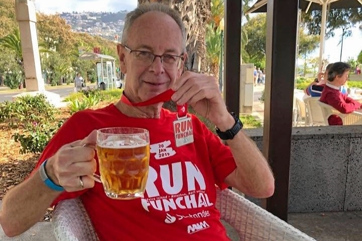 En fortjent øl efter maraton på Madeira. - Privatfoto En fortjent øl efter maraton på Madeira.