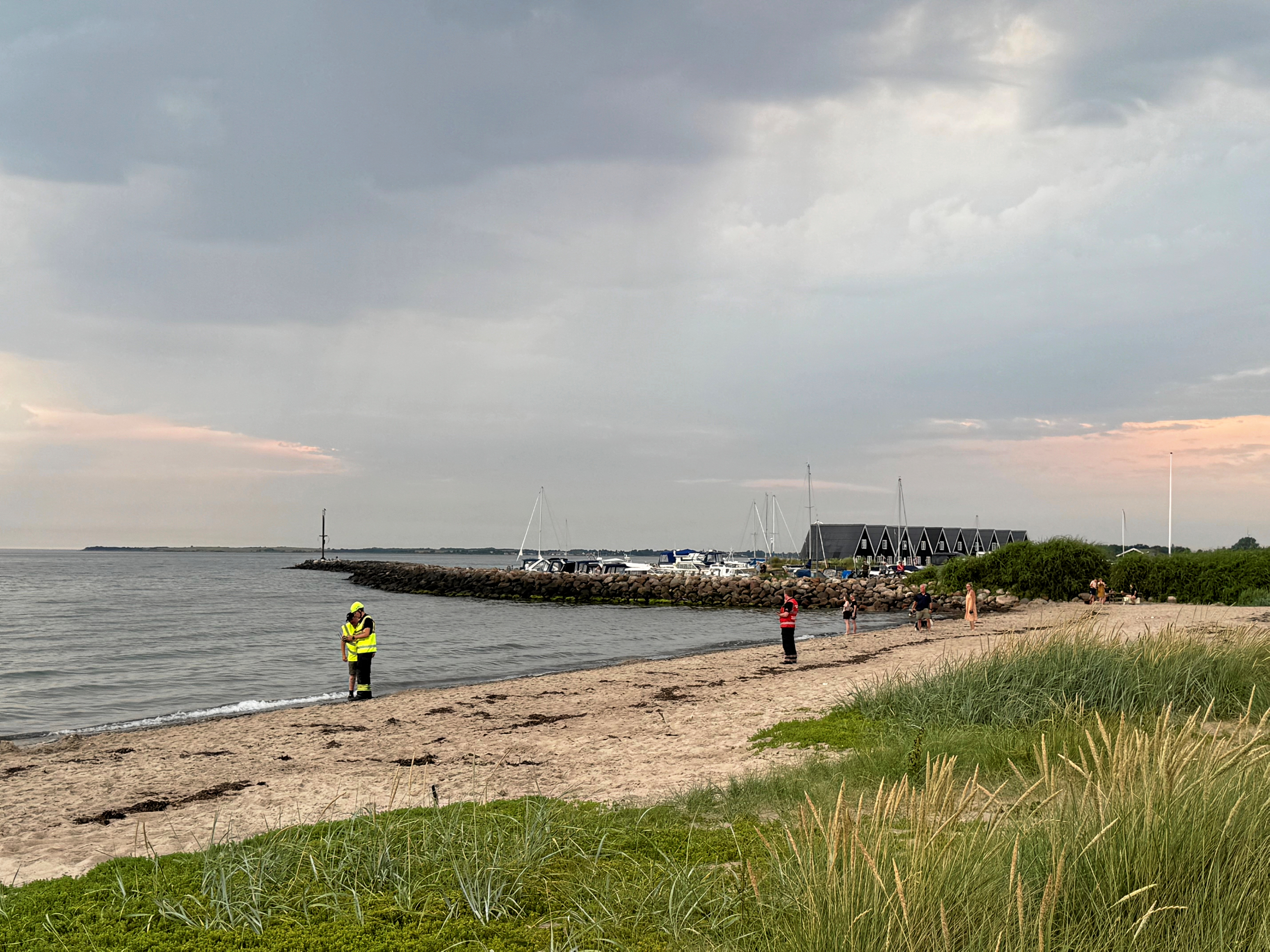 Vestsjællands Brandvæsen rykkede ud og brugte blandt andet drone til at undersøge vandet, da en badegæst lørdag blev syg ved stranden i Mullerup, hvor en anden samtidig mente at kunne se noget på vandet.