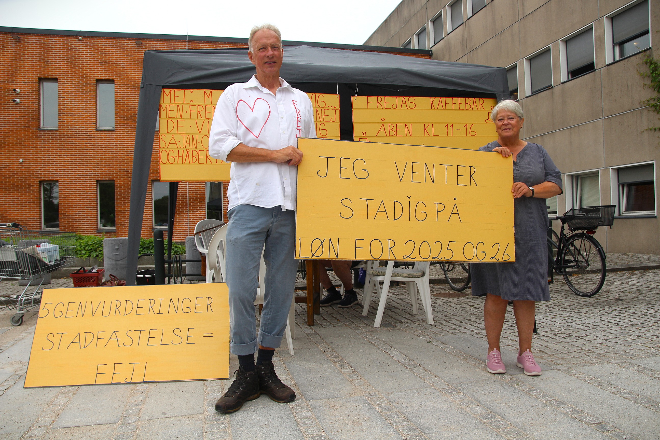 Anne og Jans demonstration foran rådhuset juni 2026