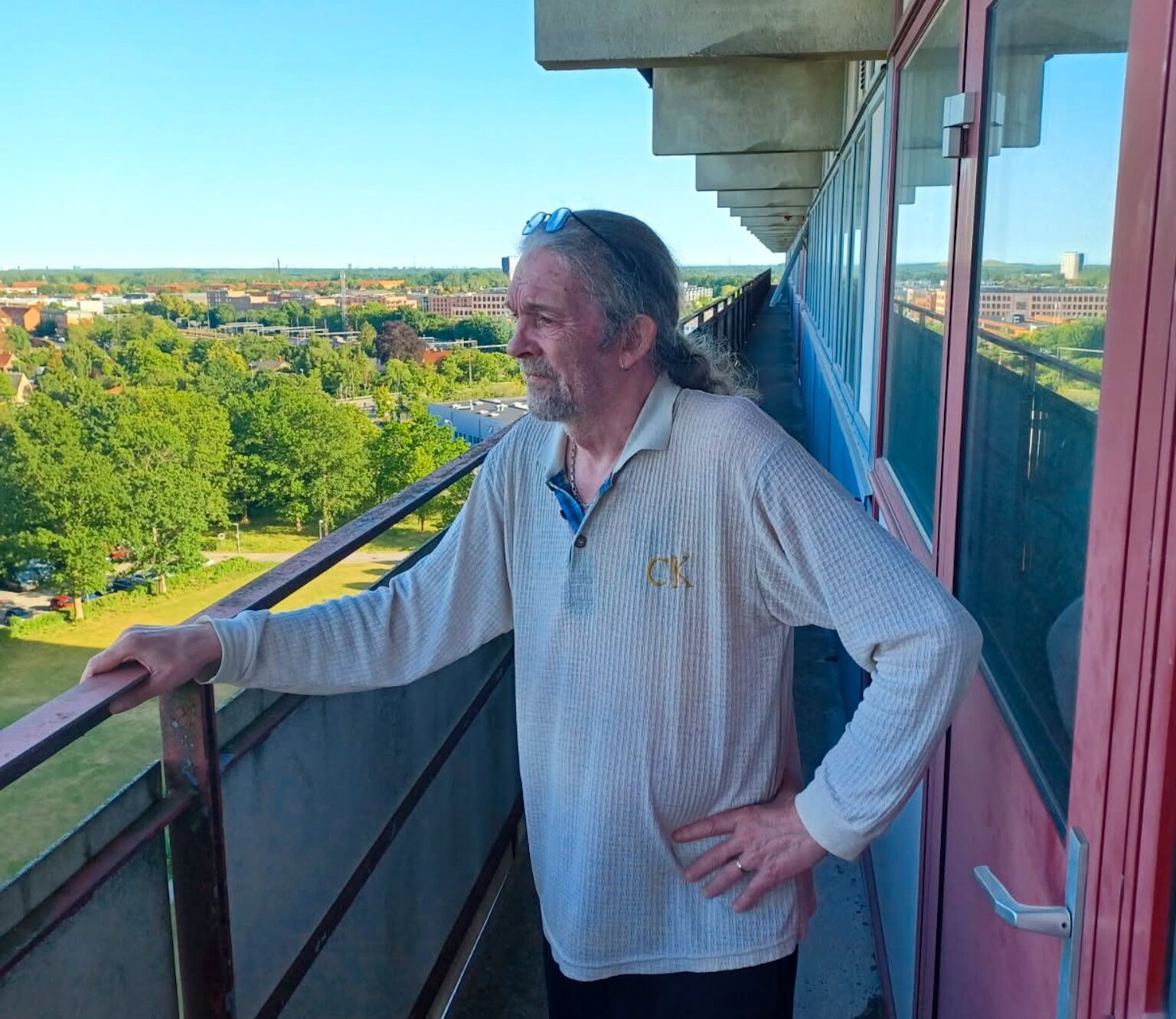 Niels Gulbech-Eiruff og hans kone bor lidt endnu på 12. sal i etagebygningen i Bispevangen. For kort tid siden skete der en tragisk hendelse, som fik ægteparret til at rykke hurtigere ud.